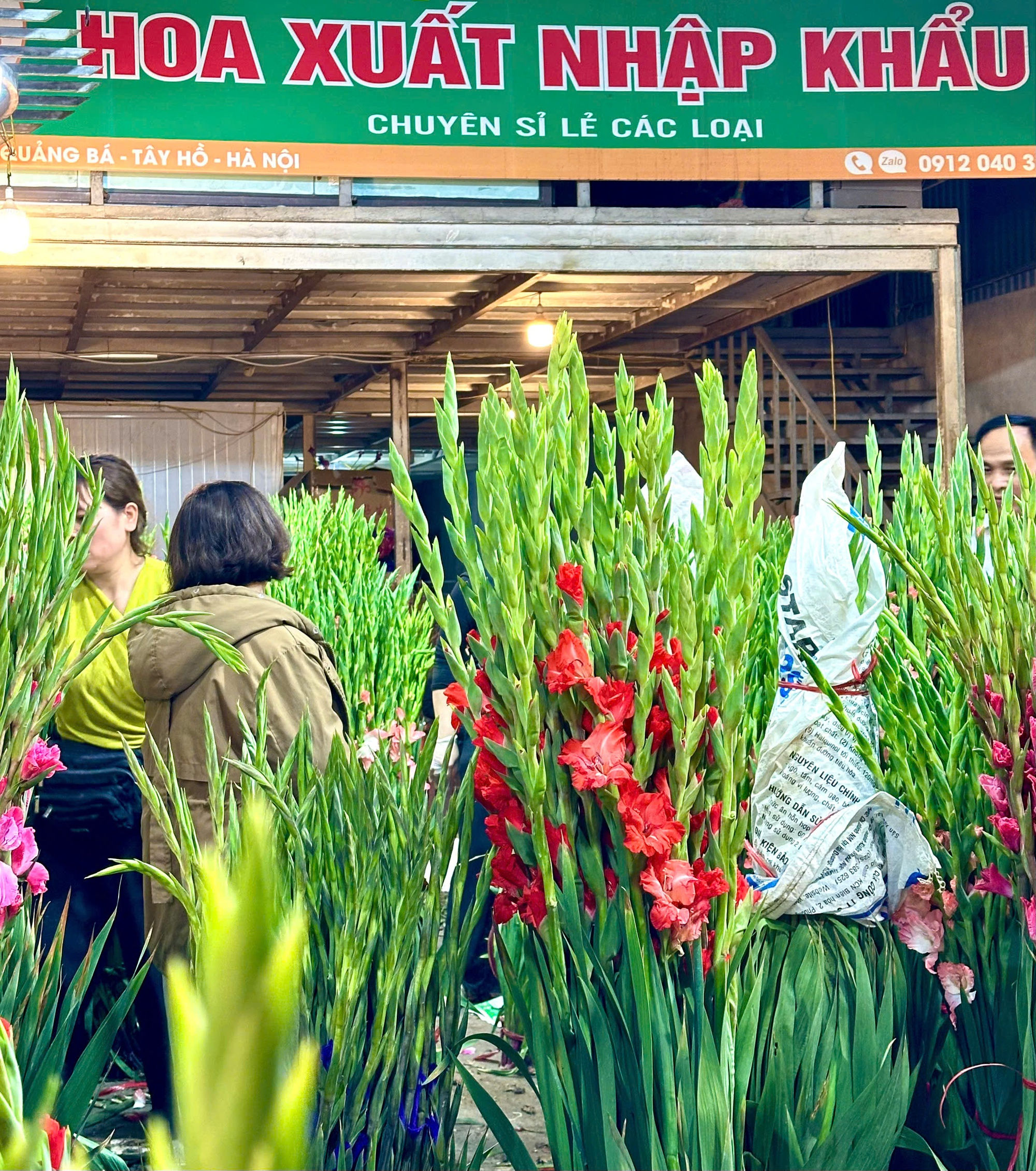 Chợ hoa đêm Quảng Bá - 'Hồn Tết' của đất Hà Thành- Ảnh 4. Chợ hoa đêm Quảng Bá - 'Hồn Tết' của đất Hà Thành- Ảnh 4.