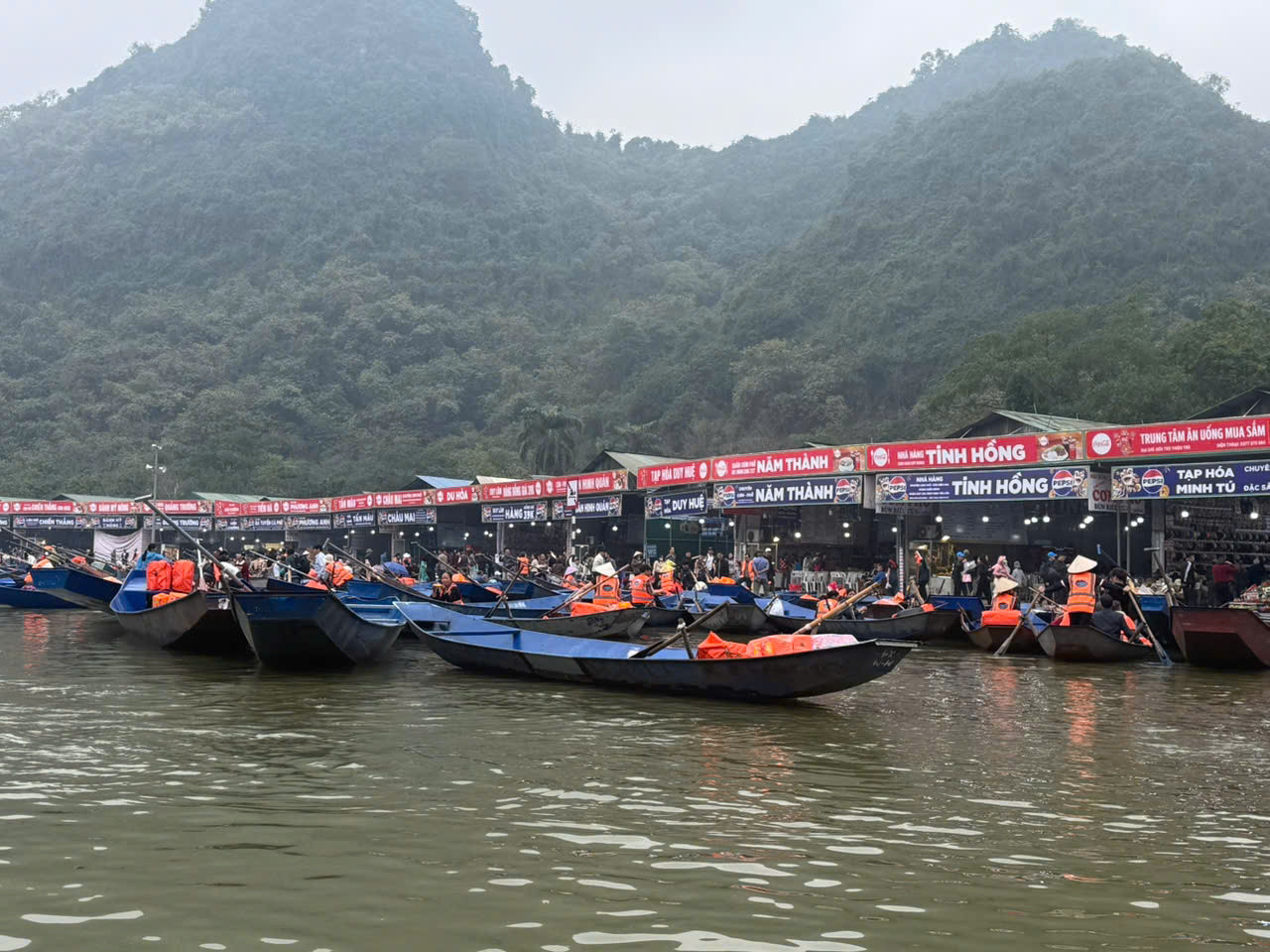 25.000 lượt du khách trẩy hội Chùa Hương 2 ngày đầu năm- Ảnh 1. 25.000 lượt du khách trẩy hội Chùa Hương 2 ngày đầu năm- Ảnh 1.