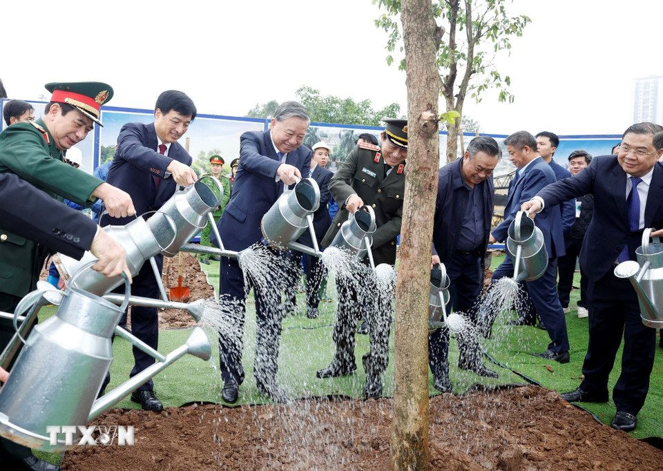 tong-bi-thu-du-le-phat-dong-tet-trong-cay-doi-doi-nho-on-bac-ho-xuan-binh-ngo-2026-4-17717365863111057232816.jpg