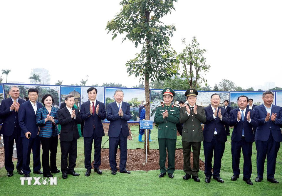 tong-bi-thu-du-le-phat-dong-tet-trong-cay-doi-doi-nho-on-bac-ho-xuan-binh-ngo-2026-5-1771736379668547501376-2.jpg