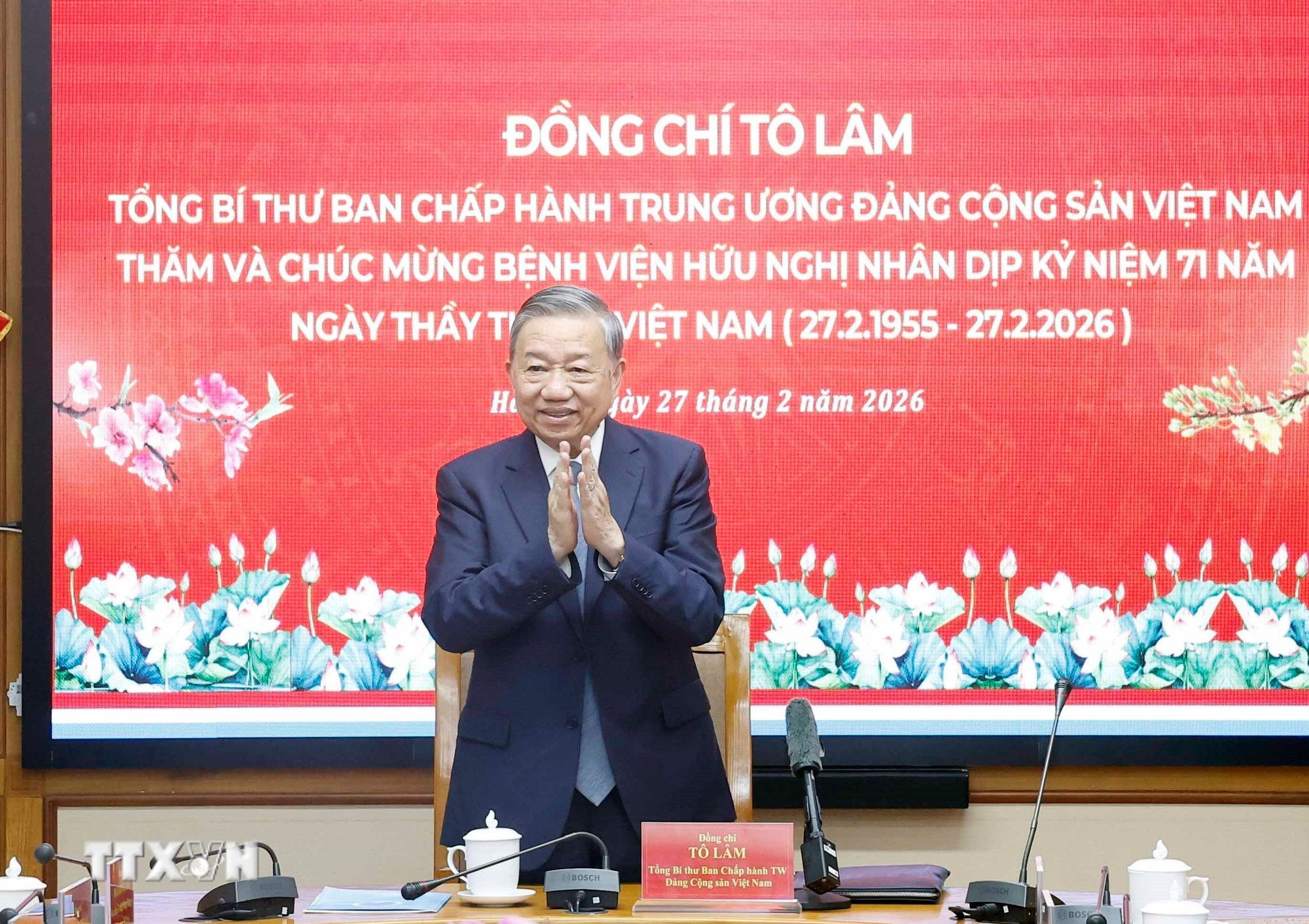 tong-bi-thu-to-lam-tham-chuc-mung-can-bobac-sy-nhan-vien-y-te-benh-vien-huu-nghi-5.jpg