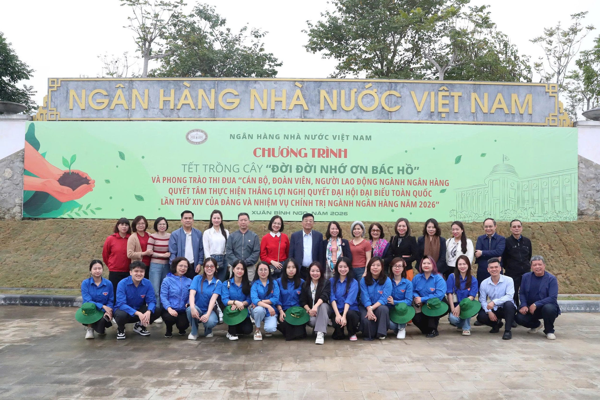 Đoàn công tác Cơ quan thường trực VNBA chụp ảnh kỷ niệm tại Khu di tích lịch sử ngành Ngân hàng