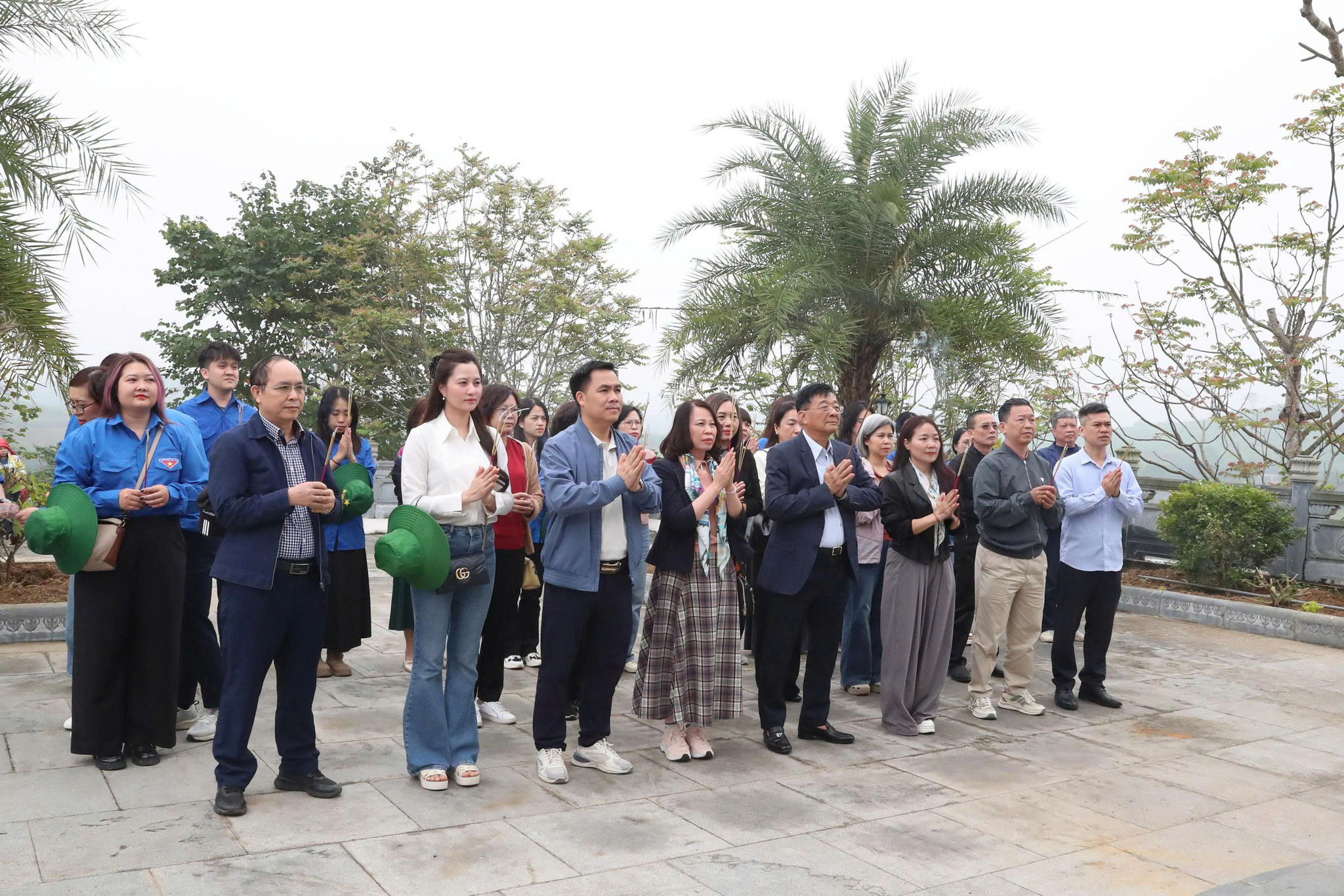 Đoàn công tác VNBA dâng hương tại Khu di tích lịch sử Ngành Ngân hàng, xã Minh Thanh, tỉnh Tuyên Quang