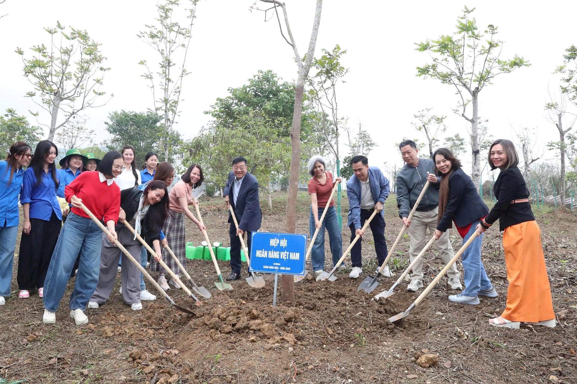 Đoàn công tác VNBA trồng cây lưu niệm, chăm sóc cây xanh trong khuôn viên tại Khu di tích ngành Ngân hàng