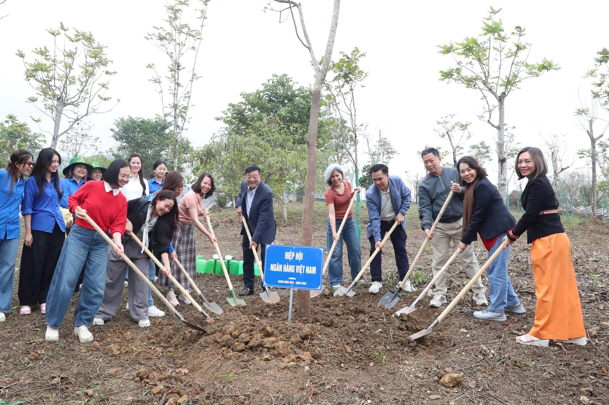 Đoàn công tác VNBA trồng cây lưu niệm, chăm sóc cây xanh trong khuôn viên tại Khu di tích ngành Ngân hàng