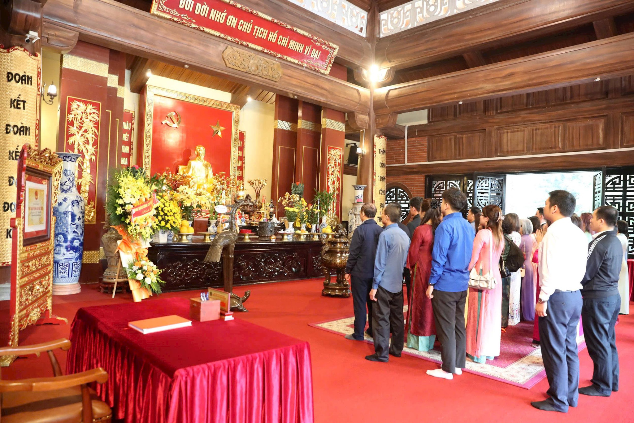 Đoàn công tác VNBA thành kính dâng hương tưởng niệm và bày tỏ lòng biết ơn vô hạn đối với Chủ tịch Hồ Chí Minh tại Khu di tích lịch sử ATK Định Hóa, tỉnh Thái Nguyên