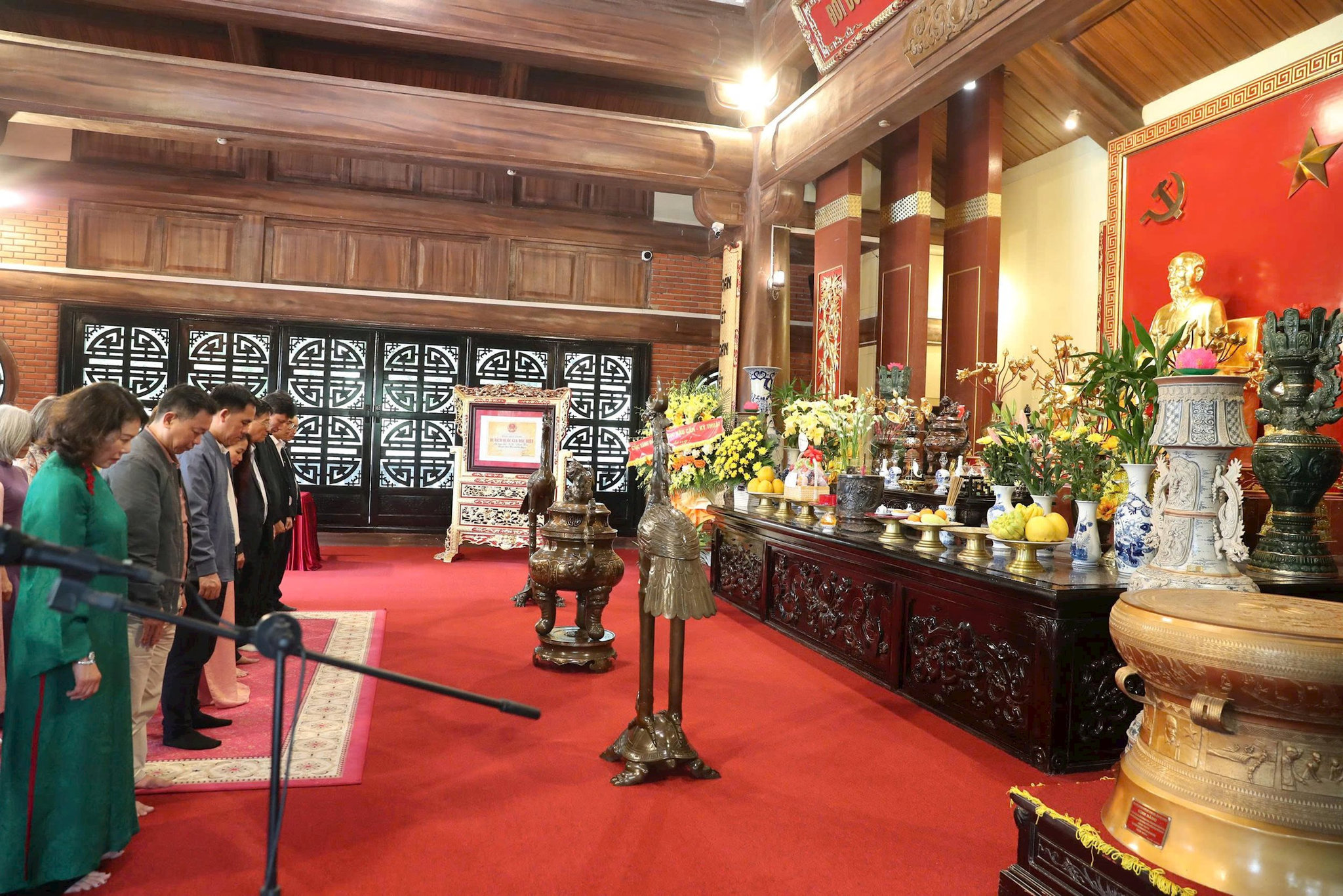 Dâng hương, tưởng niệm và bày tỏ lòng biết ơn đối với các anh hùng liệt sĩ, các thế hệ lãnh đạo tại Khu di tích lịch sử ATK Định Hóa, tỉnh Thái Nguyên