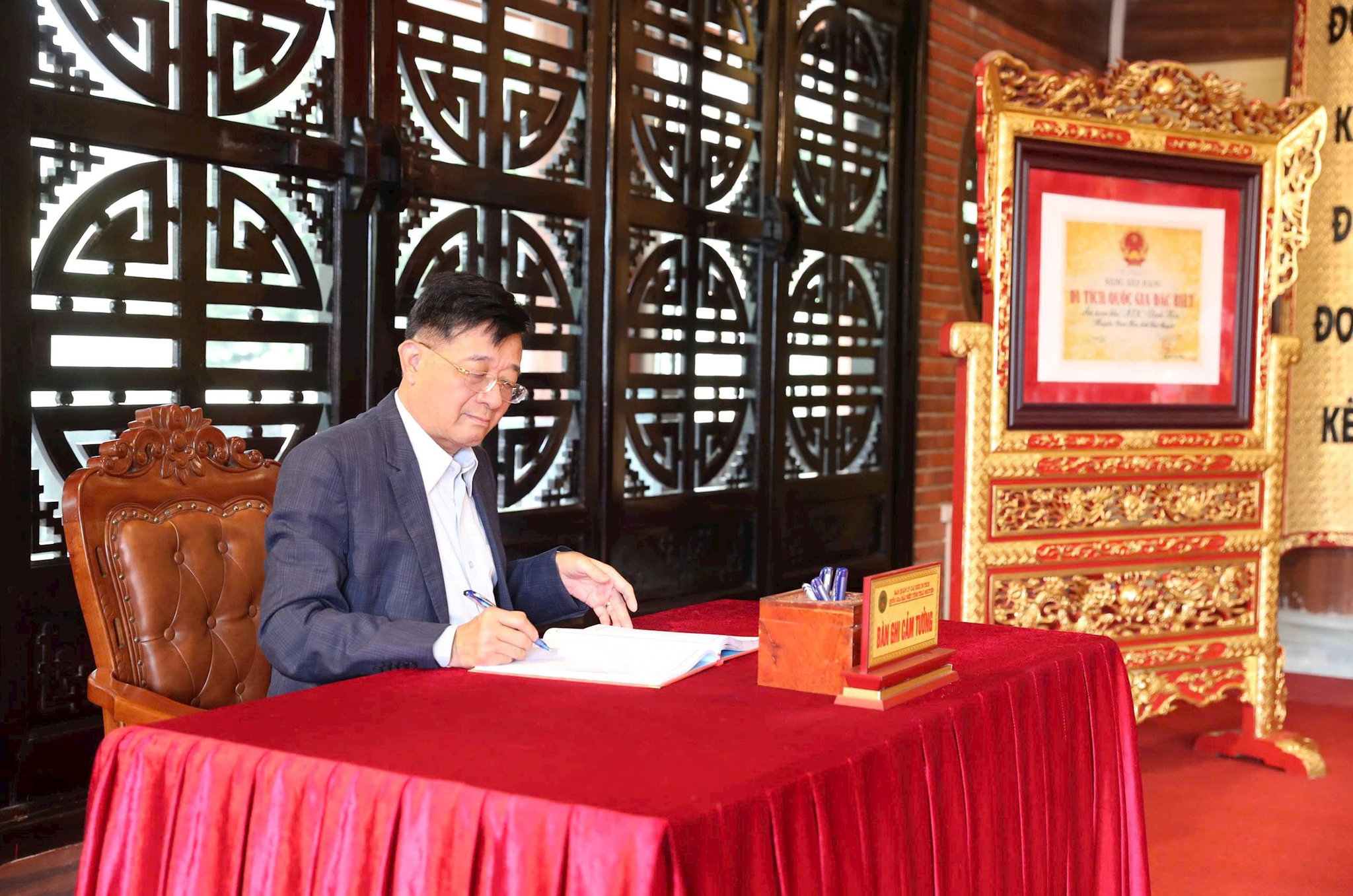 Phó Chủ tịch kiêm Tổng Thư ký VNBA Nguyễn Quốc Hùng viết lưu bút ghi dấu cảm xúc và trách nhiệm của cán bộ cơ quan thường trực VNBA tại Khu di tích lịch sử ATK Định Hóa, tỉnh Thái Nguyên