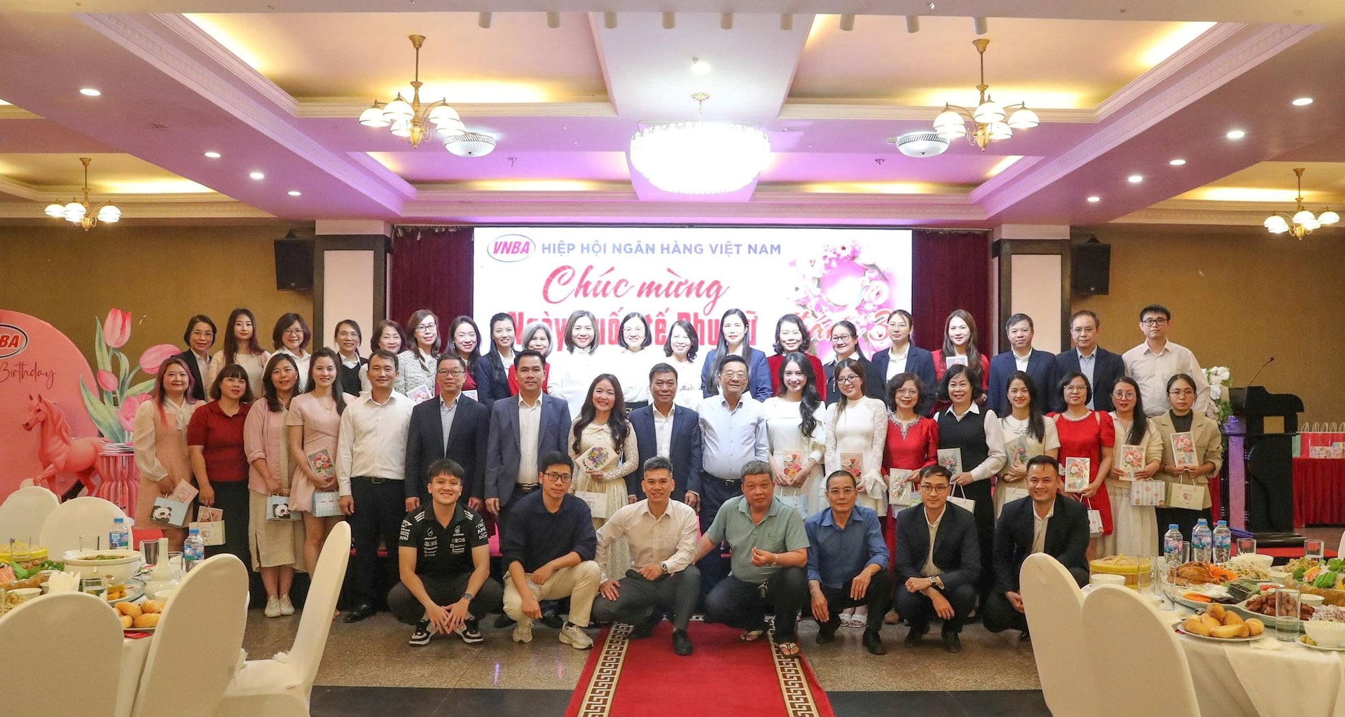 Cán bộ nhân viên Cơ quan Thường trực VNBA và Agribank chi nhánh Thái Nguyên chụp ảnh lưu niệm