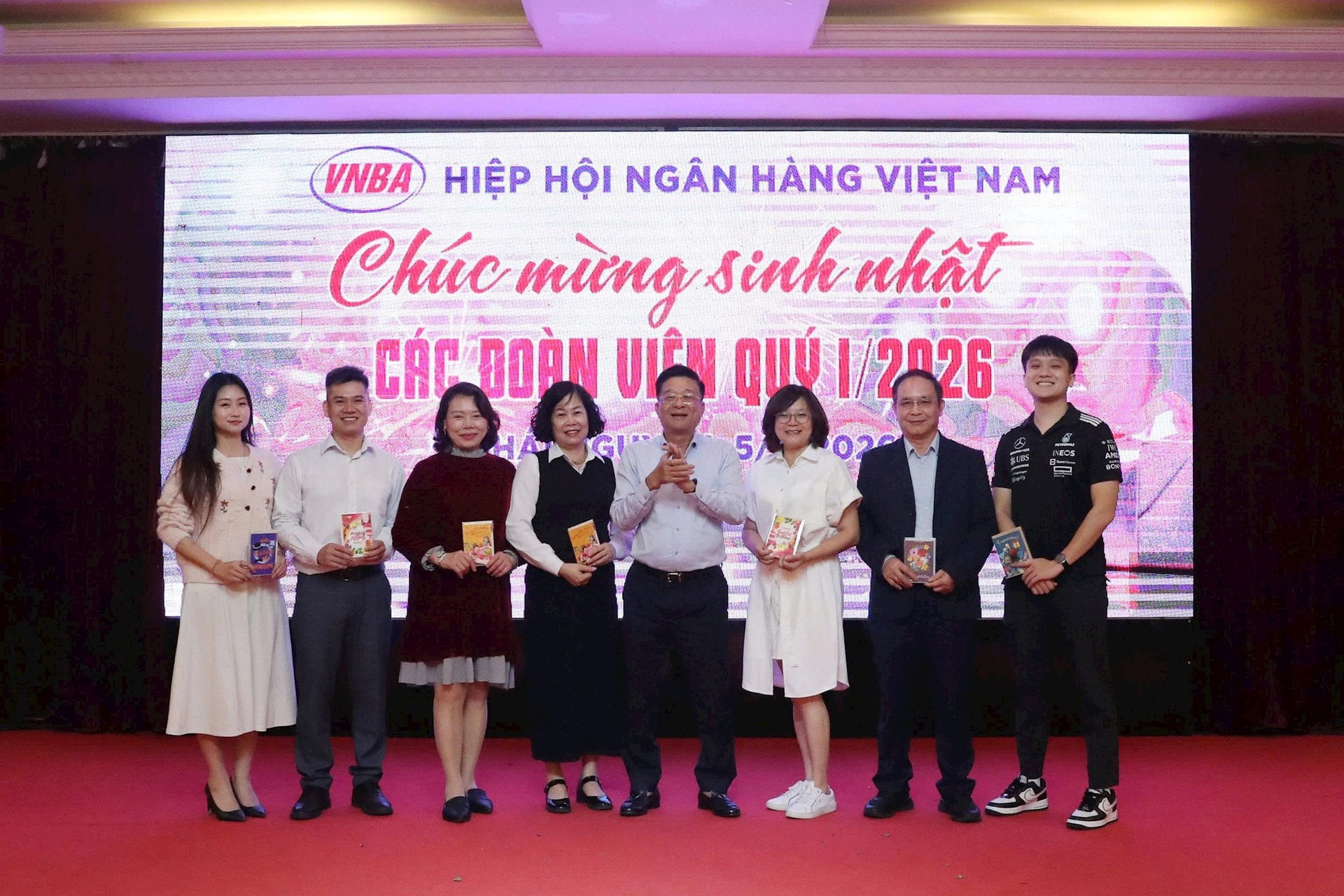 Phó Chủ tịch kiêm Tổng Thư ký Nguyễn Quốc Hùng chúc mừng các đoàn viên có sinh nhật trong quý I/2026