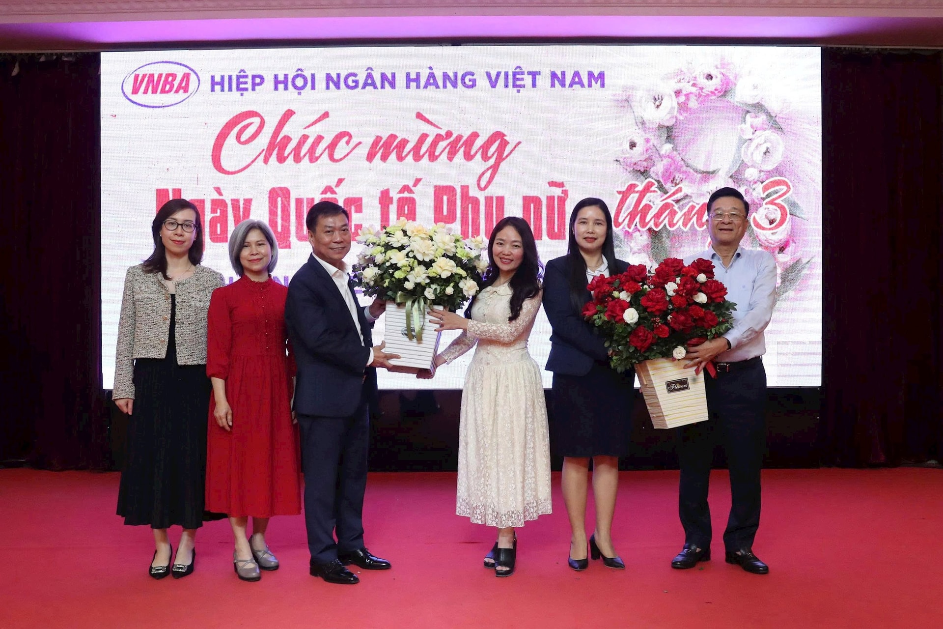 Lãnh đạo Cơ quan Thường trực VNBA và Agribank chi nhánh Thái Nguyên trao hoa cho đại diện cán bộ nữ hai đơn vị