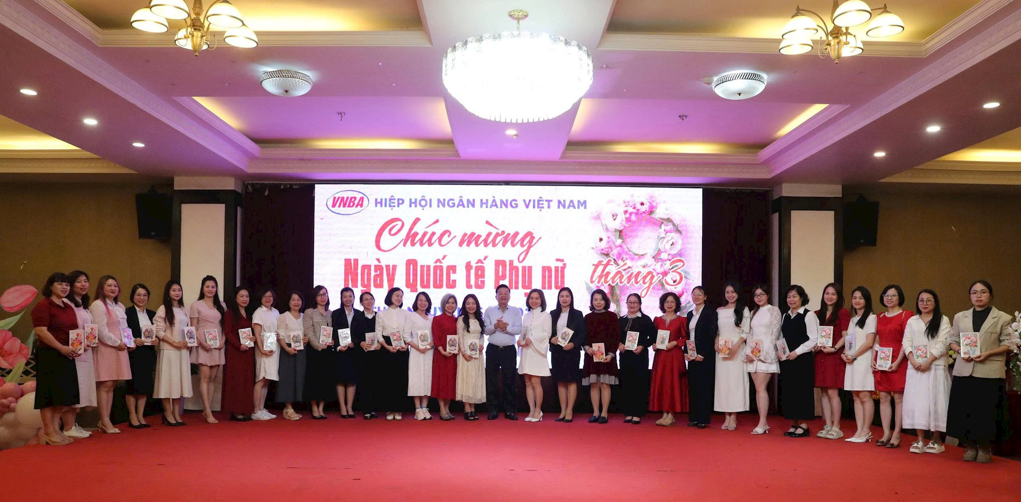 Phó Chủ tịch kiêm Tổng Thư ký Nguyễn Quốc Hùng trao quà 8/3 tặng các chị em phụ nữ tại chương trình