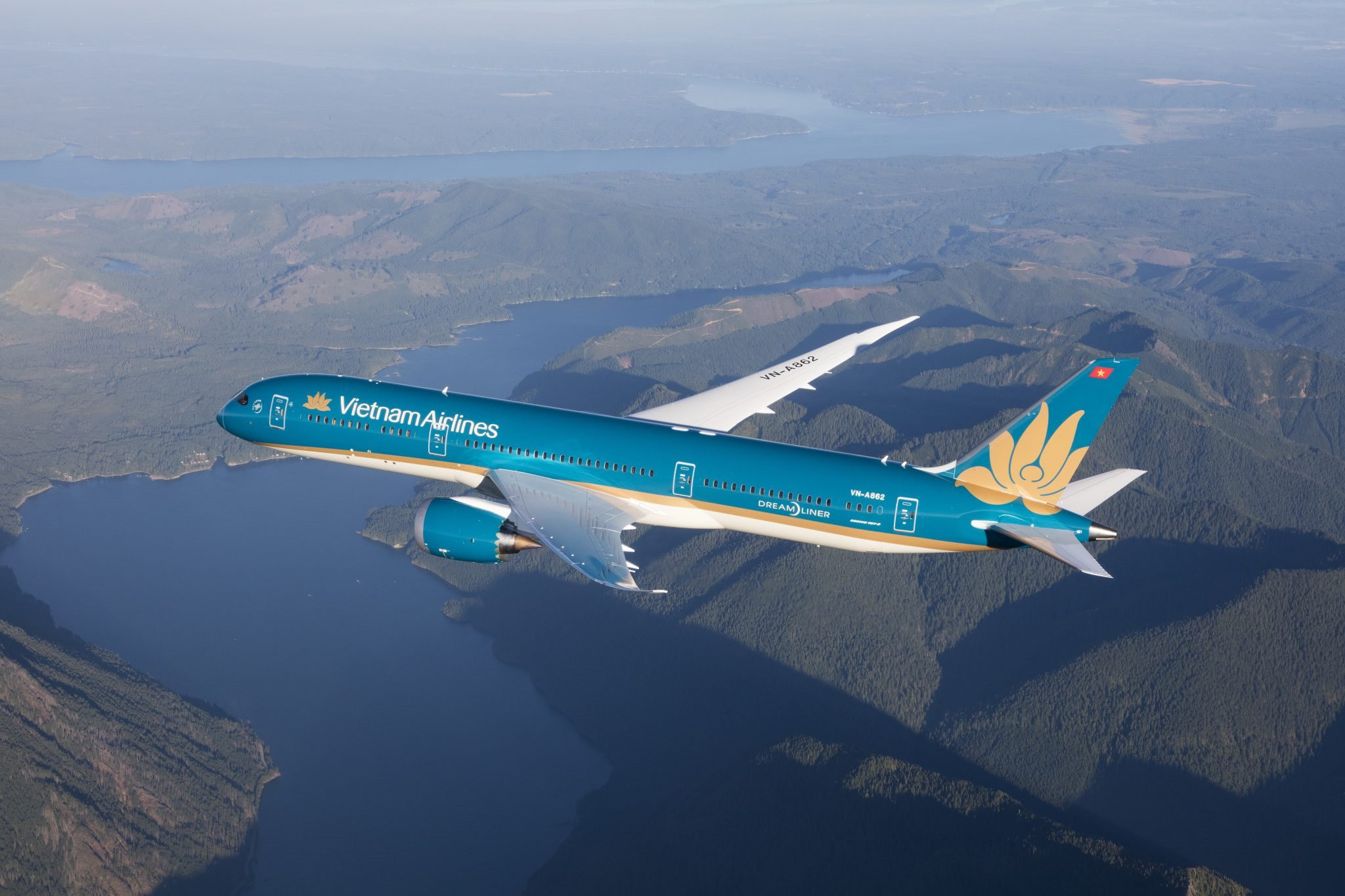 1.-vietnam-airlines-but-pha-trong-nam-2025-voi-doanh-thu-va-loi-nhuan-deu-dat-muc-ky-luc..jpg