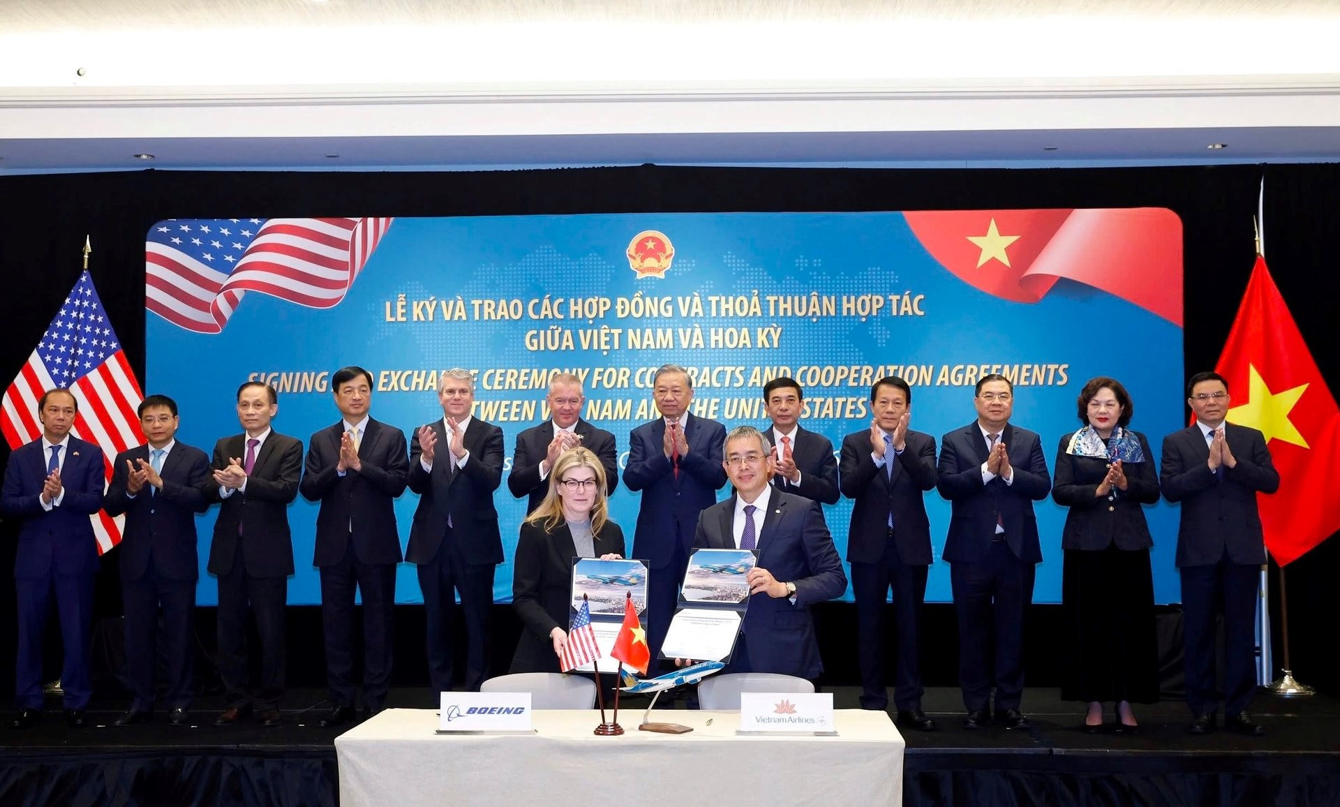 2.-vietnam-arilines-ky-ket-mua-50-tau-bay-than-hep-boeing-737-8-tai-washington-d.c.-hoa-ky-duoi-su-chung-kien-cua-tong-bi-thu-to-lam-va-doan-dai-bieu-cap-cao-viet-nam..jpg