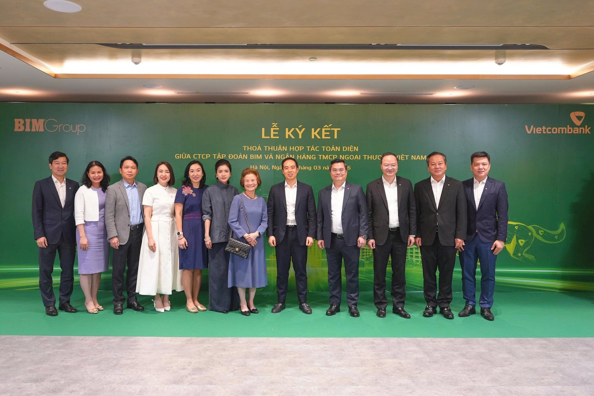 anh-4.bld-cap-cao-cua-vcb-va-bim-group-chup-anh-luu-niem-tai-le-ki-ket.jpg