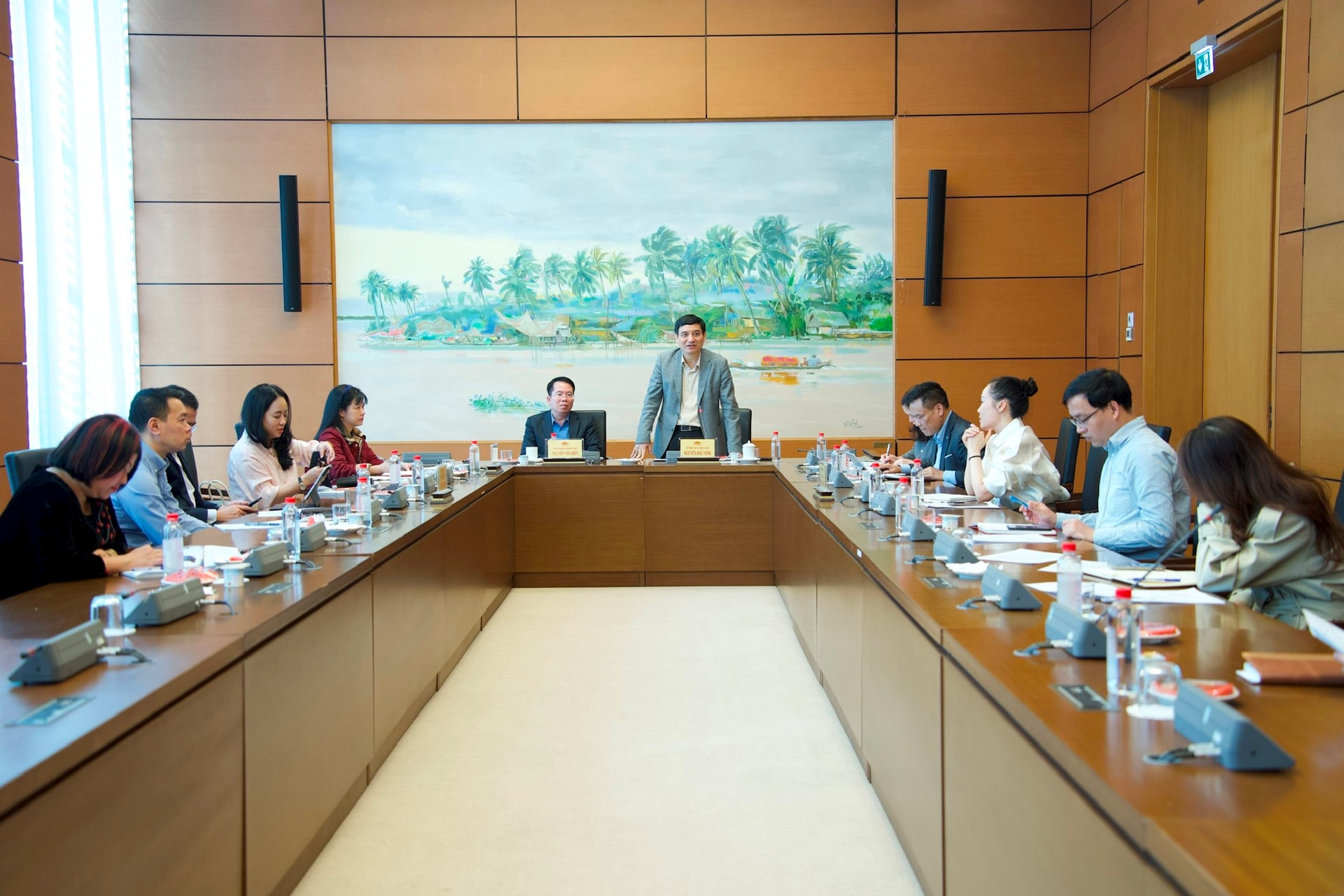 quang-canh-cuoc-hop.jpg