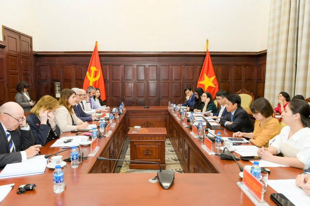 25.3-1-pho-thong-doc-pham-tien-dung-lam-viec-voi-doan-cong-tac-cua-vuong-quoc-anh.jpg