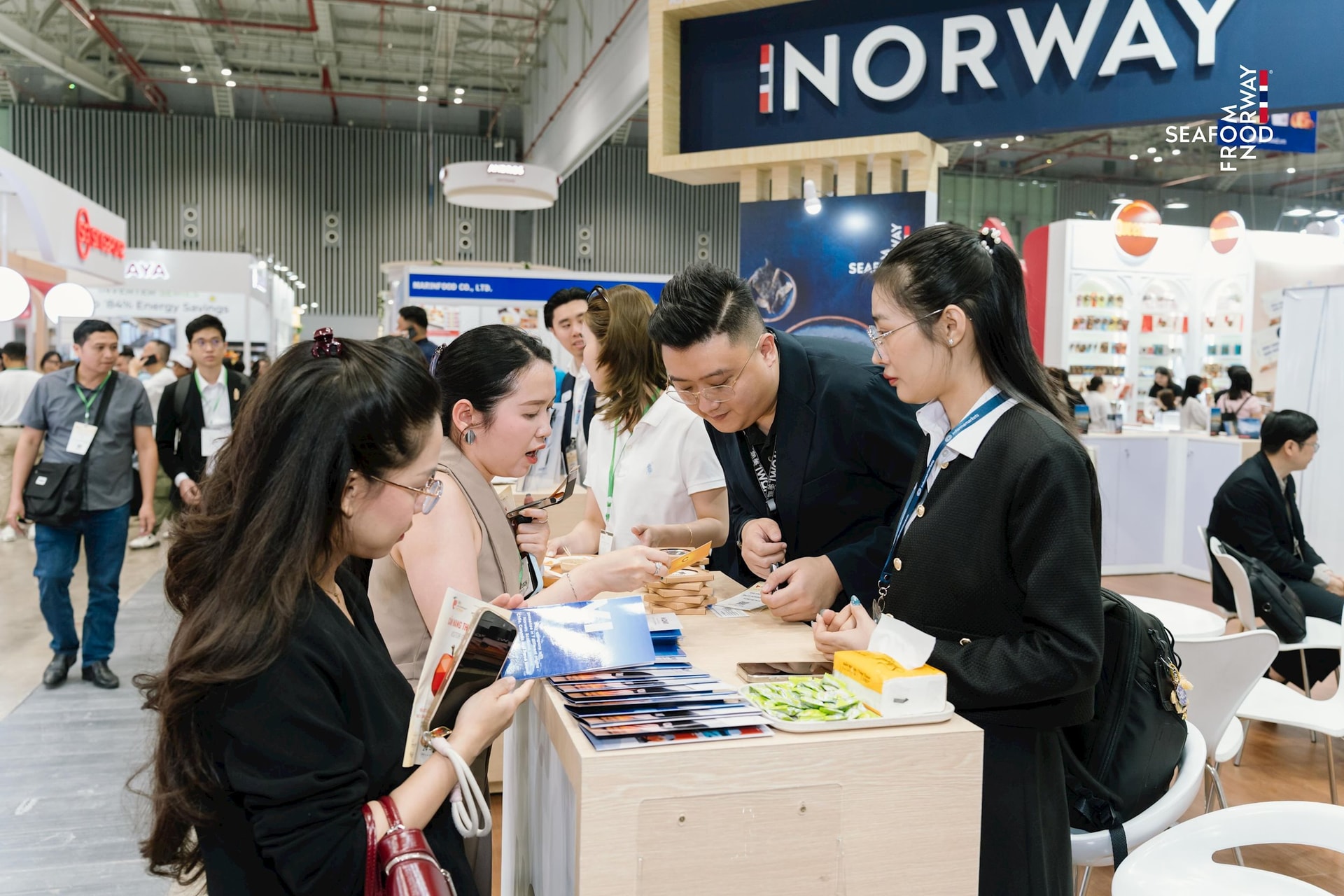 trao-doi-truc-tiep-voi-nha-xuat-khau-hai-san-mowi-tai-gian-hang-cua-nsc-tai-food-hospitality-vietnam-expo-2026-.jpg