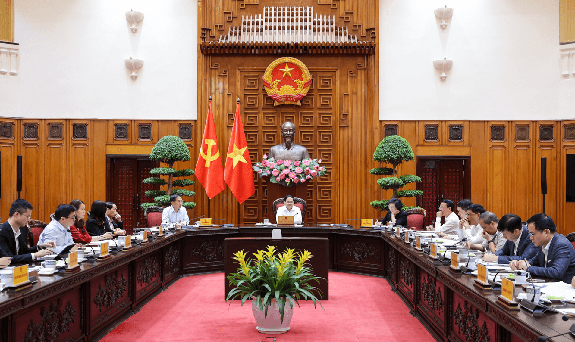 Thủ tướng: Không để thiếu nguồn cung xăng dầu; khẩn trương xây dựng kho dự trữ chiến lược- Ảnh 1. Thủ tướng: Không để thiếu nguồn cung xăng dầu; khẩn trương xây dựng kho dự trữ chiến lược- Ảnh 1.