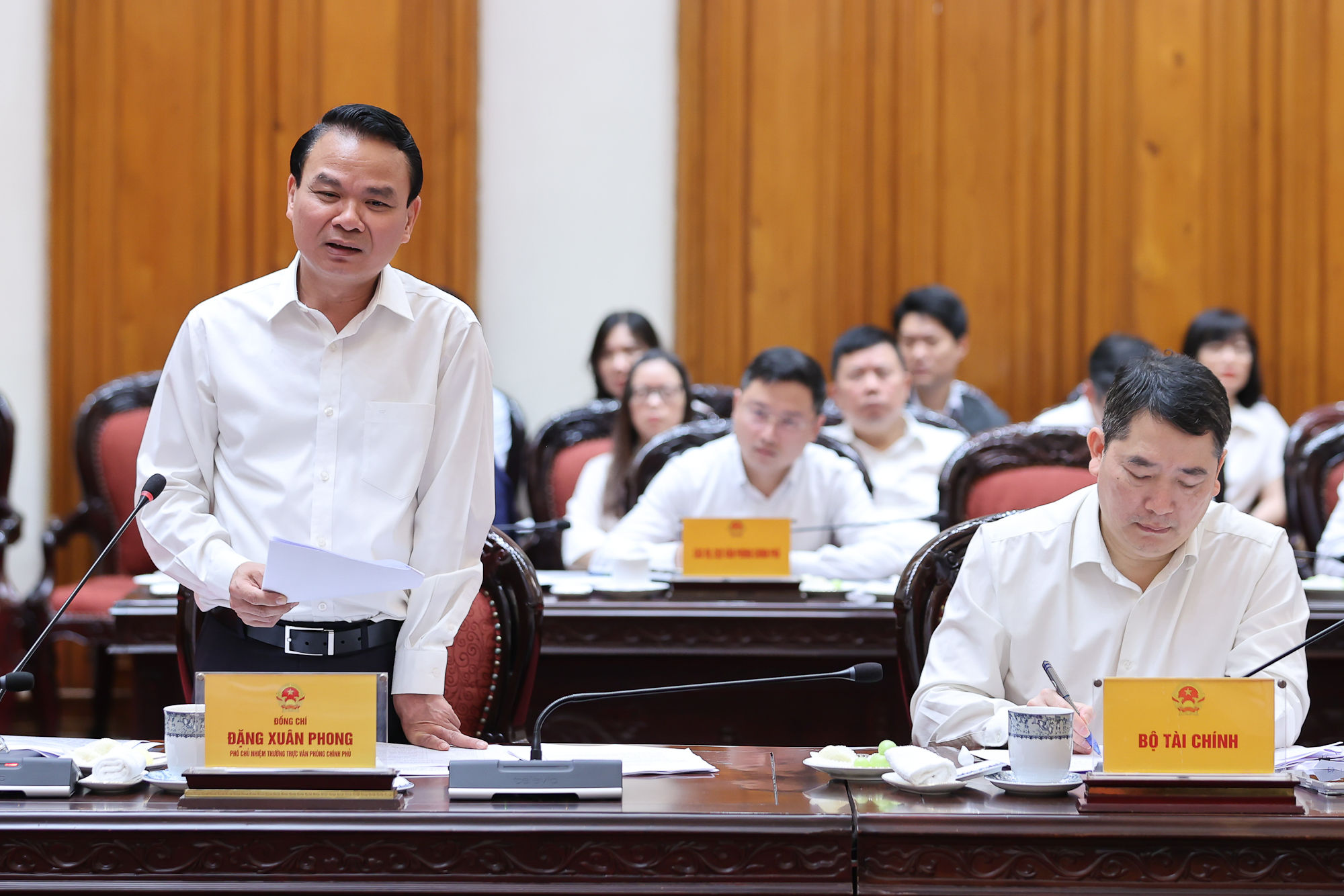 Thủ tướng: Không để thiếu nguồn cung xăng dầu; khẩn trương xây dựng kho dự trữ chiến lược- Ảnh 5. Thủ tướng: Không để thiếu nguồn cung xăng dầu; khẩn trương xây dựng kho dự trữ chiến lược- Ảnh 5.