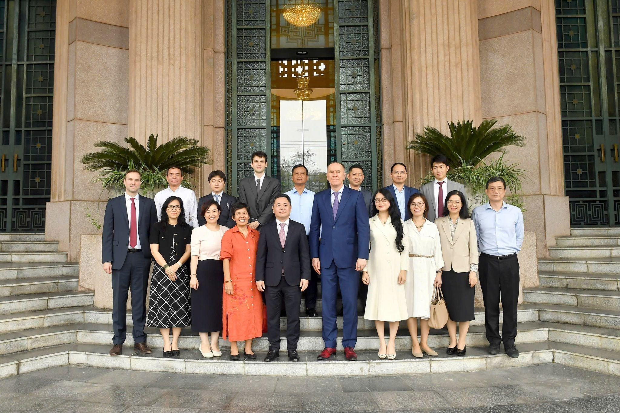 26.3-4-pho-thong-doc-nguyen-ngoc-canh-lam-viec-voi-doan-can-bo-quy-tien-te-quoc-te.jpg
