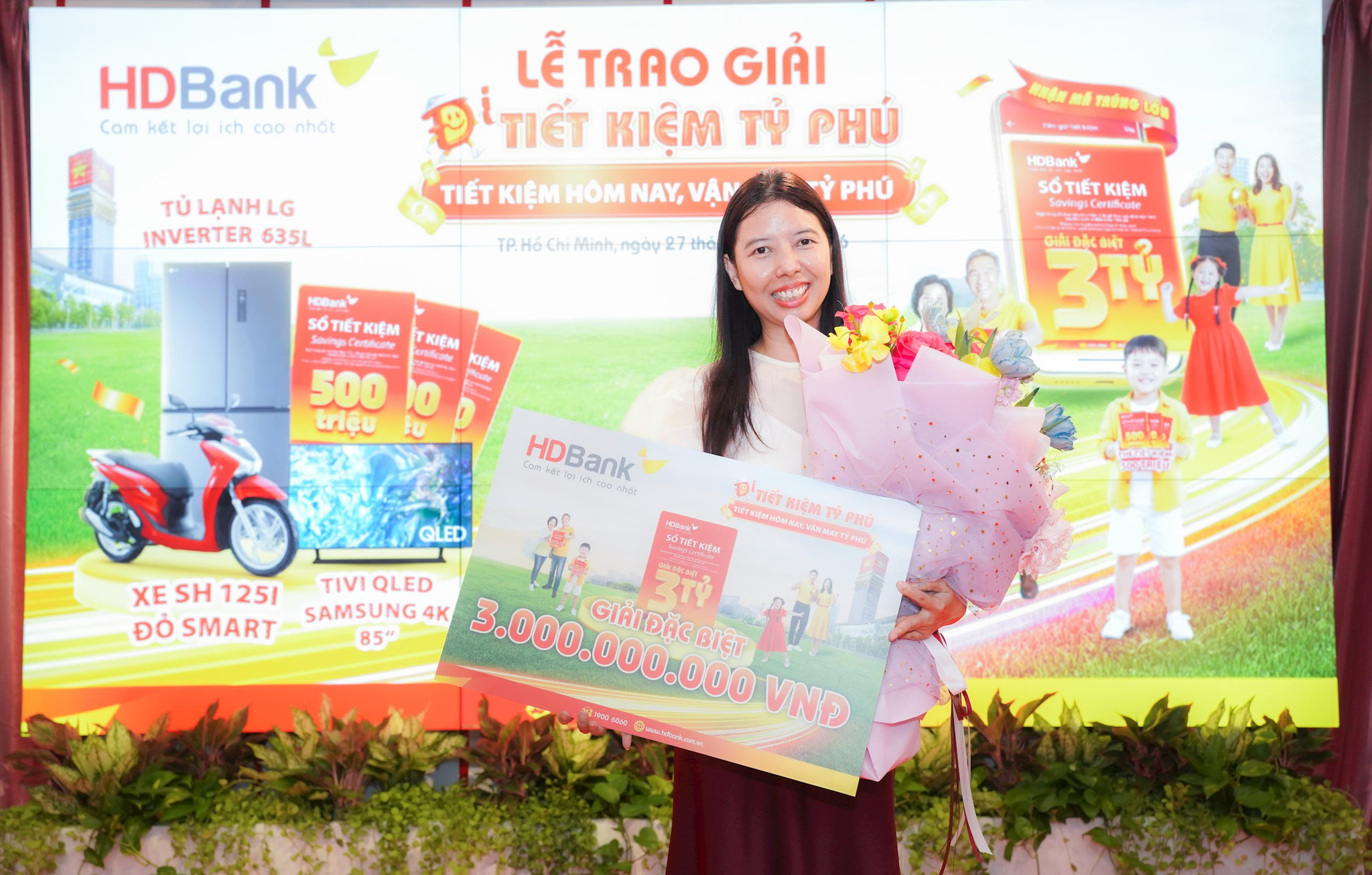 1.-khach-hang-le-quang-hanh-phuc-phan-khoi-nhan-giai-thuong-lon-nhat-chuong-trinh-so-tiet-kiem-tri-gia-3-ty-dong-.jpg