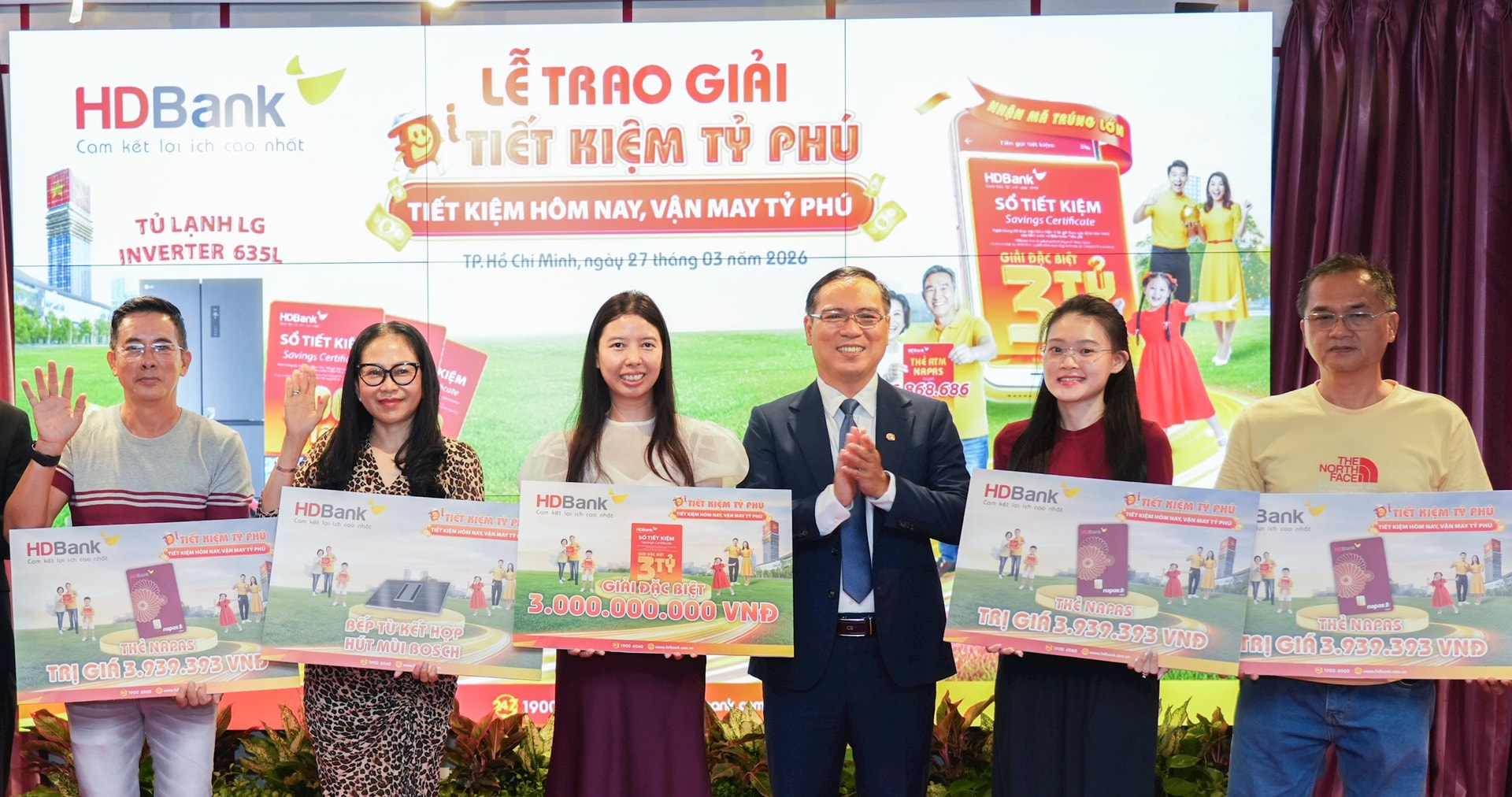 2.-dai-dien-hdbank-trao-giai-cho-cac-khach-hang-trung-thuong-.jpg