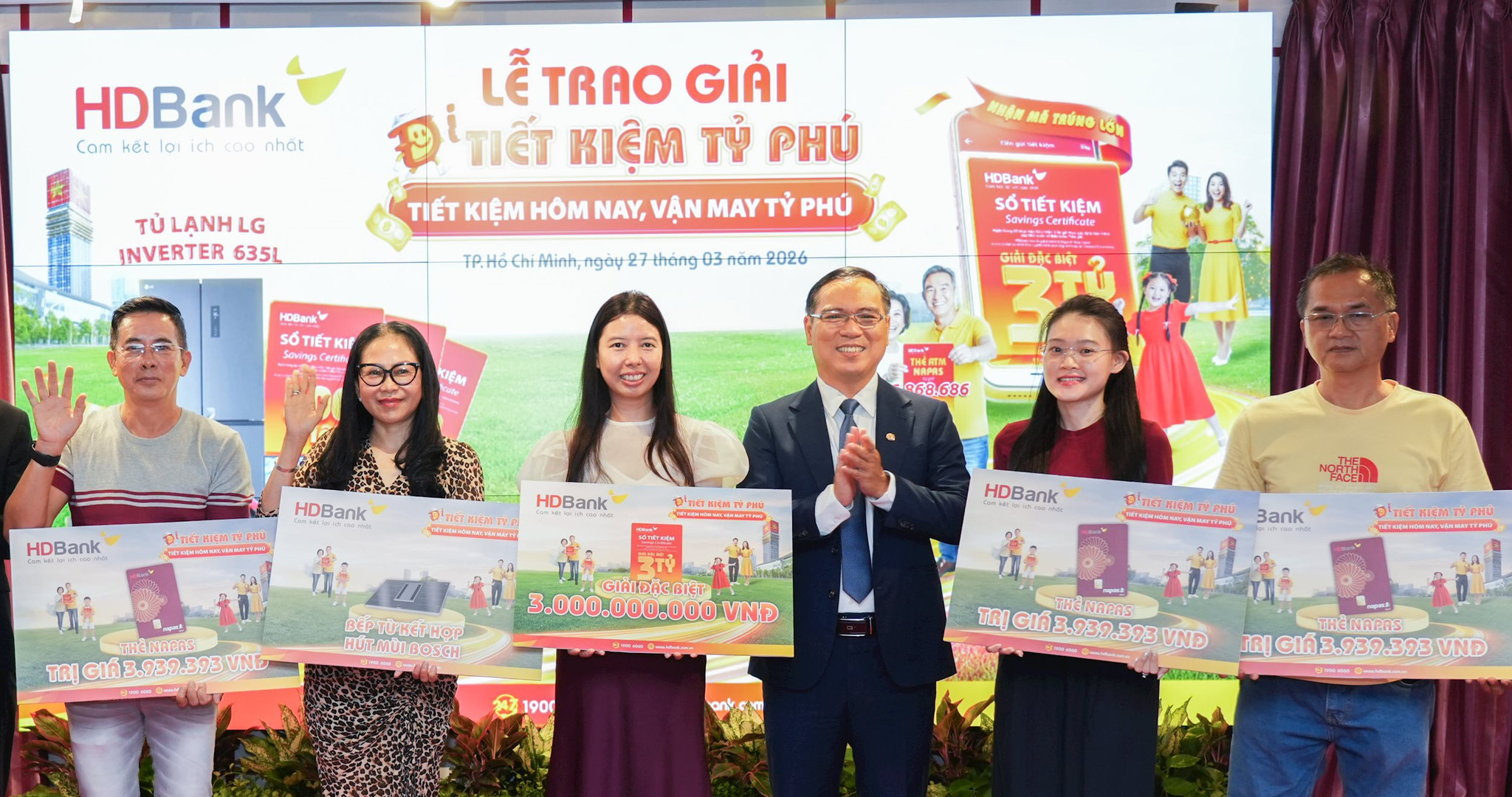 2.-dai-dien-hdbank-trao-giai-cho-cac-khach-hang-trung-thuong-.jpg