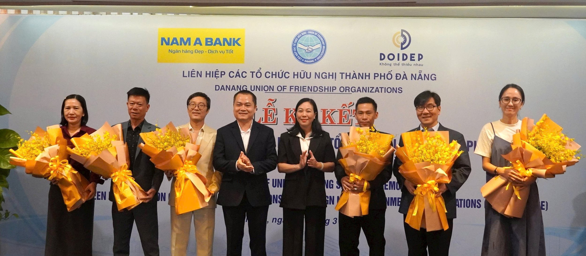 dai-dien-habitat-vietnam-thu-ba-tu-trai-sang-nhan-hoa-tri-an-tu-lanh-dao-dufo-va-dai-dien-lanh-dao-uy-ban-mttq-viet-nam-thanh-pho-da-nang.jpg