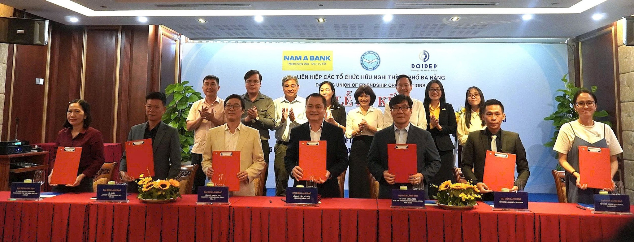 habitat-vietnam-thu-ba-tu-trai-qua-ky-bien-ban-ghi-nho-hop-tac-voi-lien-hiep-cac-to-chuc-huu-nghi-thanh-pho-da-nang.jpg