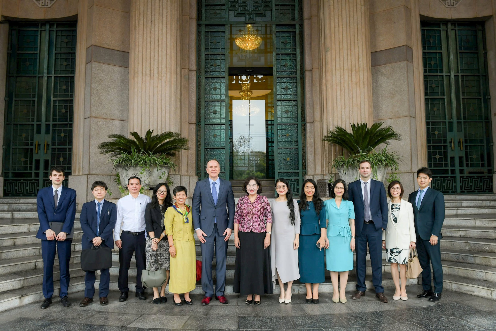 27.3-3-thong-doc-nguyen-thi-hong-lam-viec-voi-doan-can-bo-cua-quy-tien-te-quoc-te.jpg