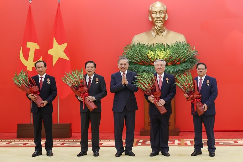 Tổng Bí thư Tô Lâm trao Huân chương Quân công hạng nhất và Huy hiệu Đảng tặng các đồng chí lãnh đạo, nguyên lãnh đạo- Ảnh 3.