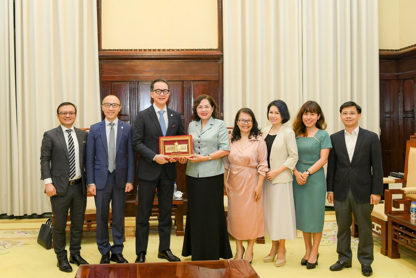 31.3-2-thong-doc-ngan-hang-nha-nuoc-nguyen-thi-hong-tiep-giam-doc-co-quan-nghien-cuu-kinh-te-vi-mo-asean-3-amro-.jpg