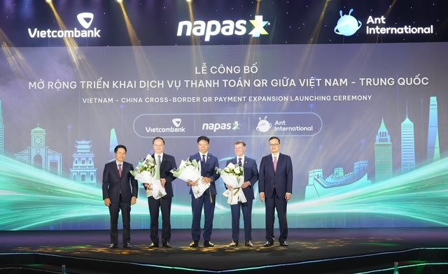 ban-lanh-dao-nhnn-va-lanh-dao-napas-ant-international-va-vcb.jpg