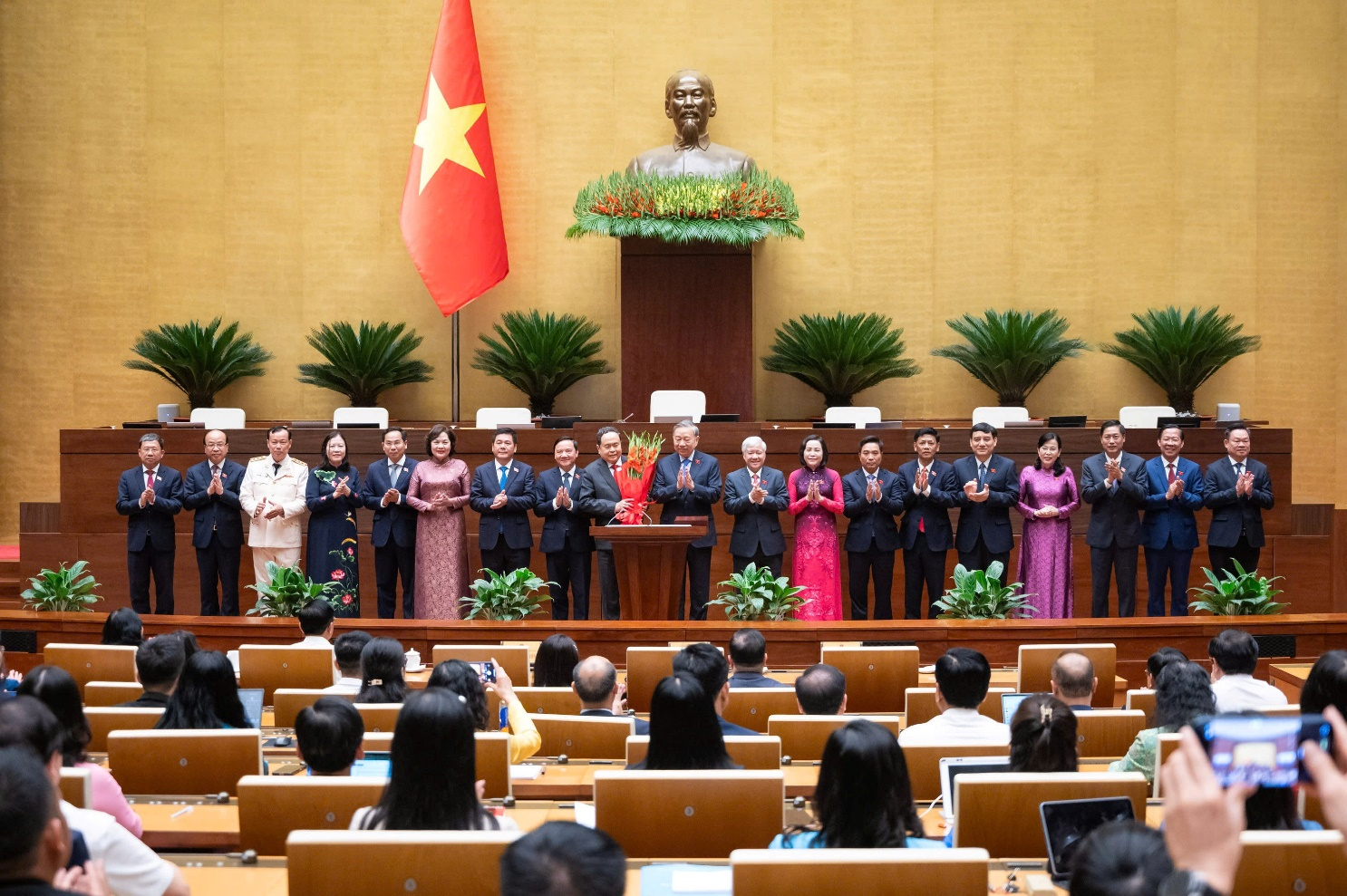 6.4-2-dong-chi-nguyen-thi-hong-duoc-bau-giu-chuc-vu-pho-chu-tich-quoc-hoi-khoa-xvi.png