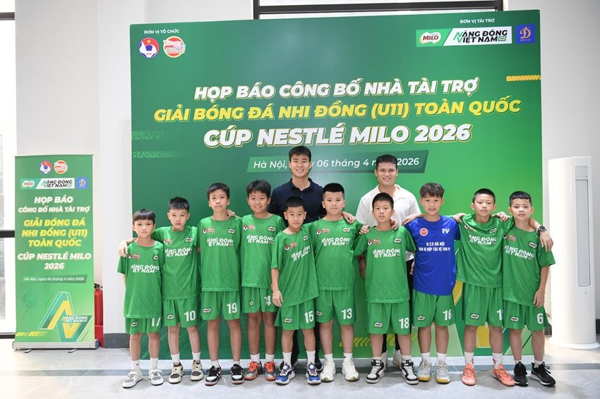 hai-tuyen-thu-doi-tuyen-bong-da-quoc-gia-viet-nam-do-duy-manh-va-pham-tuan-hai-cung-cac-cau-thu-nhi-tai-le-cong-bo-giai-bong-da-nhi-dong-u11-toan-quoc-cup-nestle-milo-2026.jpg