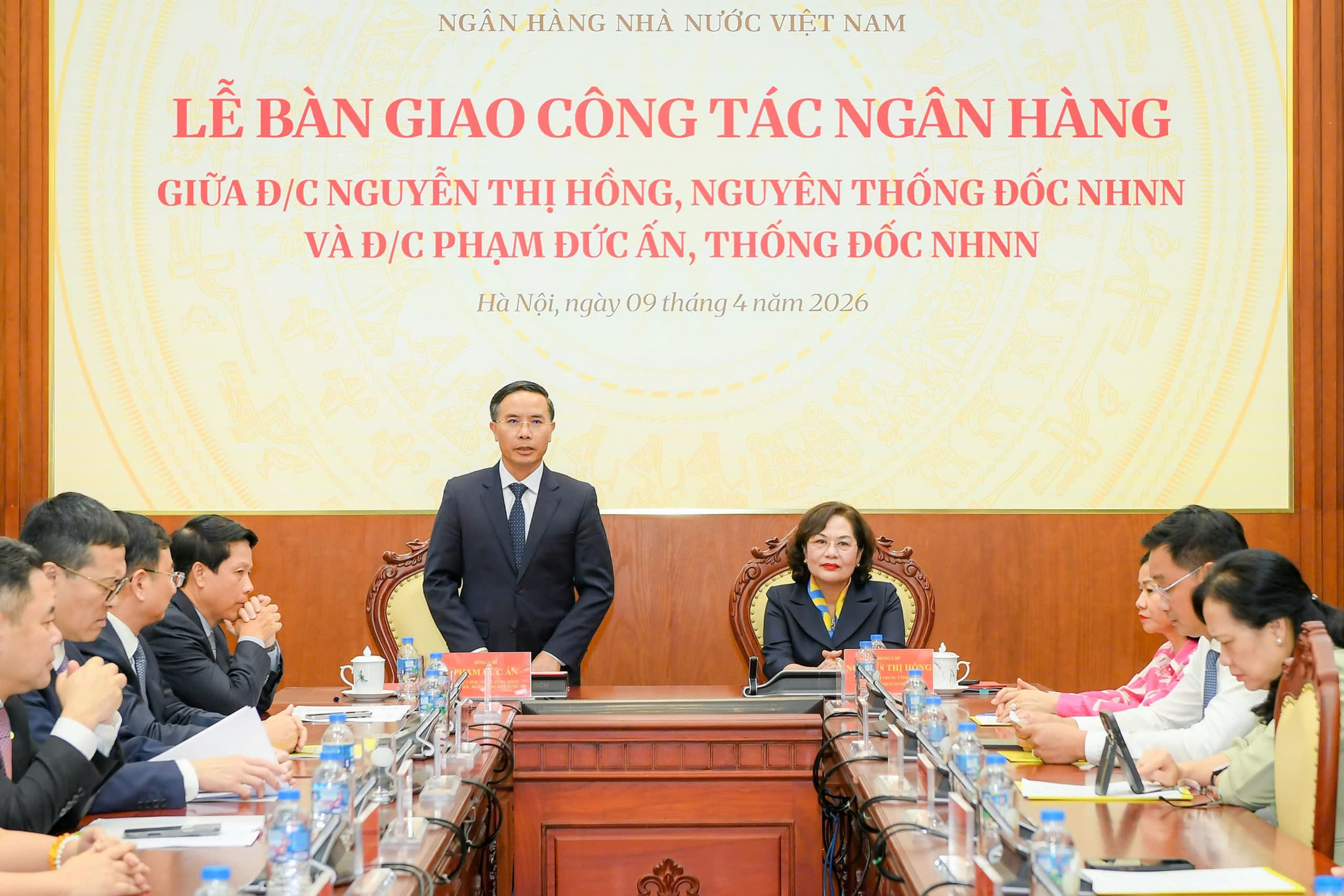 9.4-2-le-ban-giao-cong-tac-ngan-hang.jpg