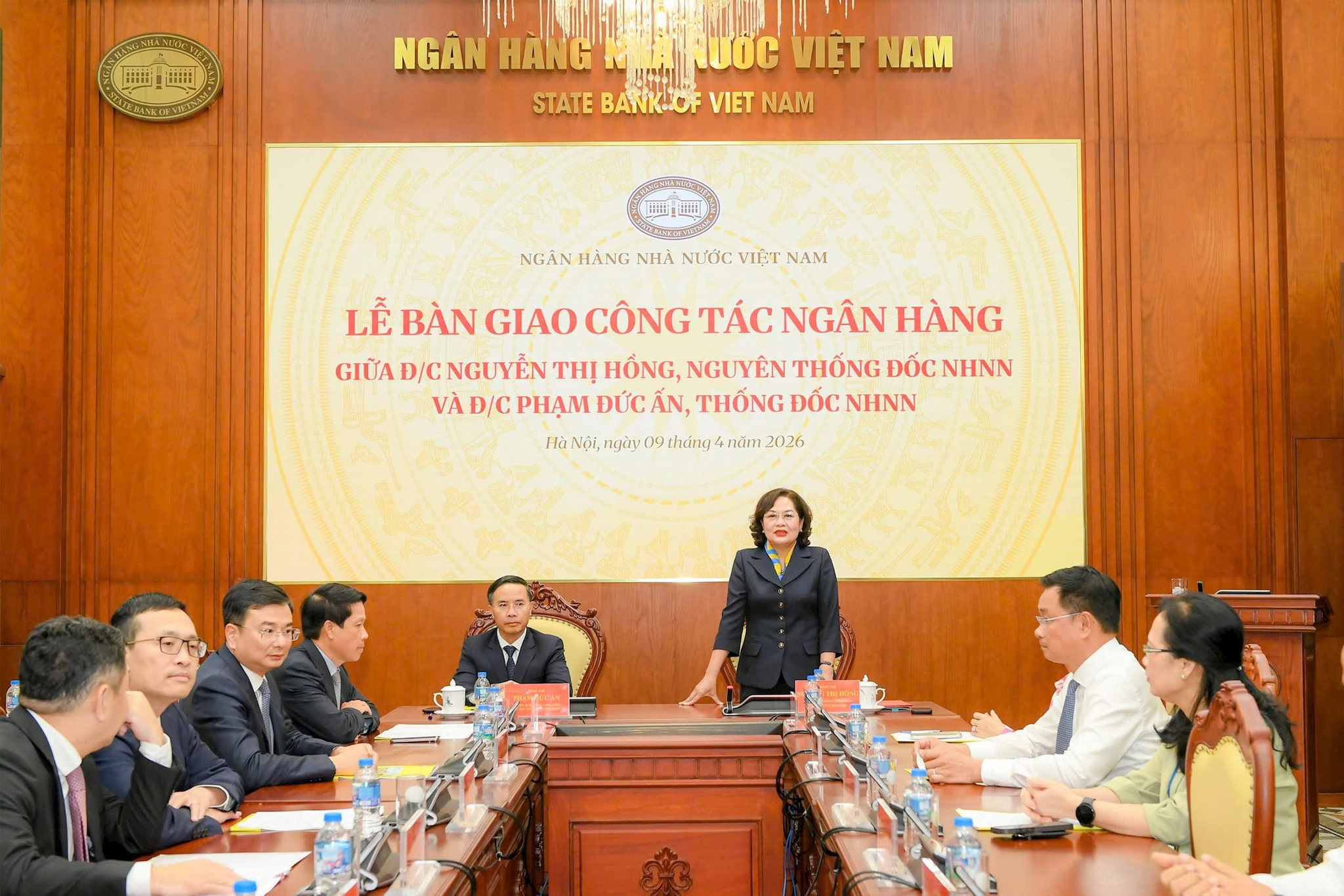 9.4-3-le-ban-giao-cong-tac-ngan-hang.jpg