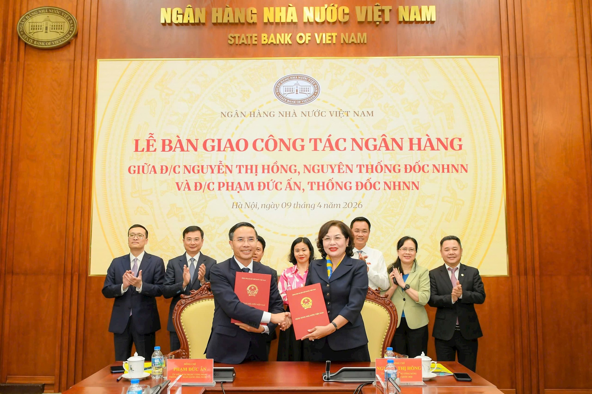 9.4-1-le-ban-giao-cong-tac-ngan-hang.jpg