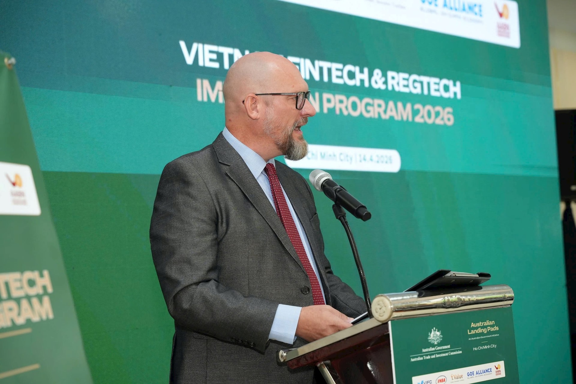 2.-ong-rich-mcclellan-ceo-co-quan-dieu-hanh-trung-tam-tai-chinh-quoc-te-viet-nam-tai-thanh-pho-ho-chi-minh-phat-bieu-tai-su-kien-mr.-rich-mcclellan-vifc-ceo-spoke-at-the-event.jpg