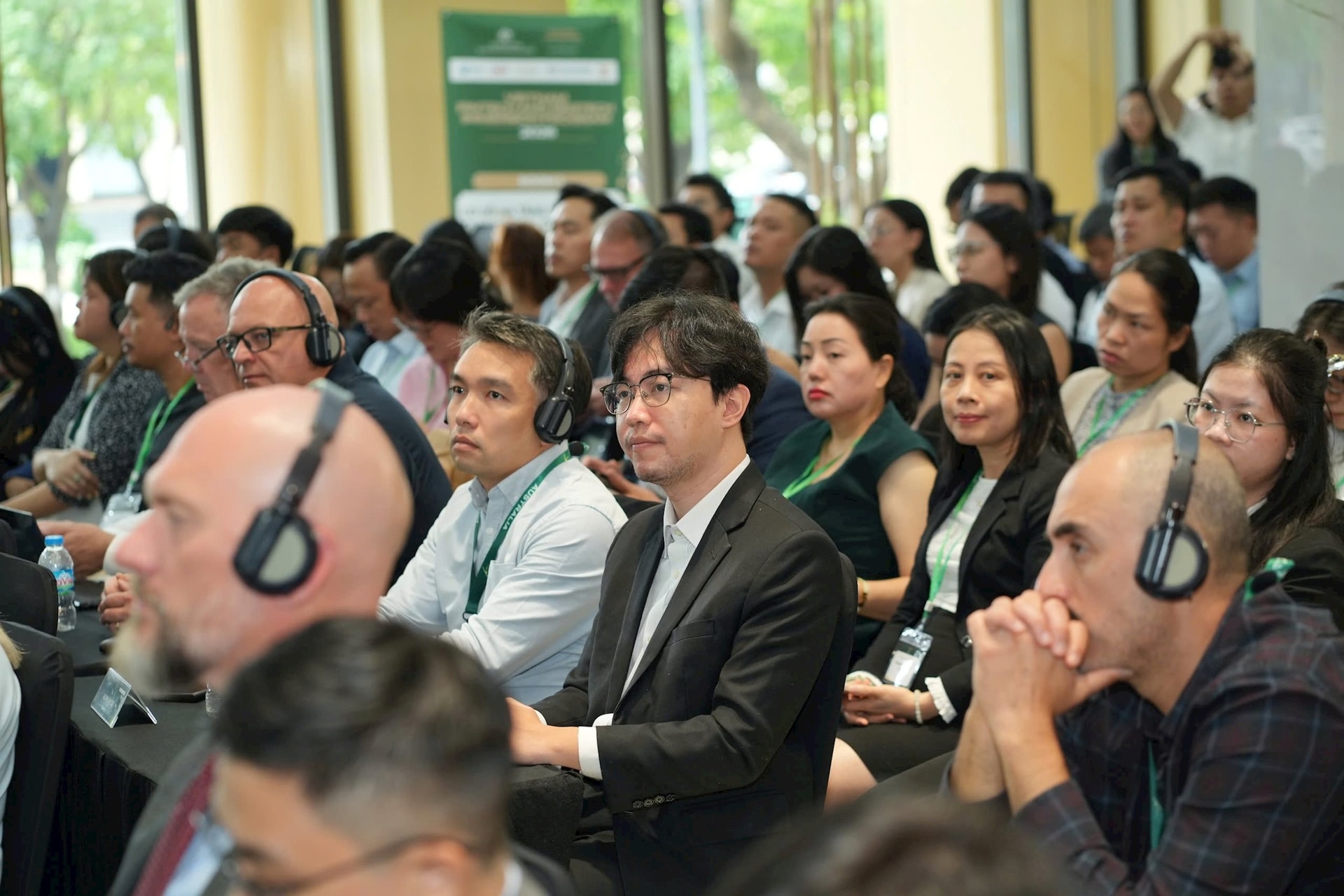 5.-khach-moi-tham-du-su-kien-lang-nghe-cac-dien-gia-guests-attending-the-event-listened-to-the-speakers.jpg