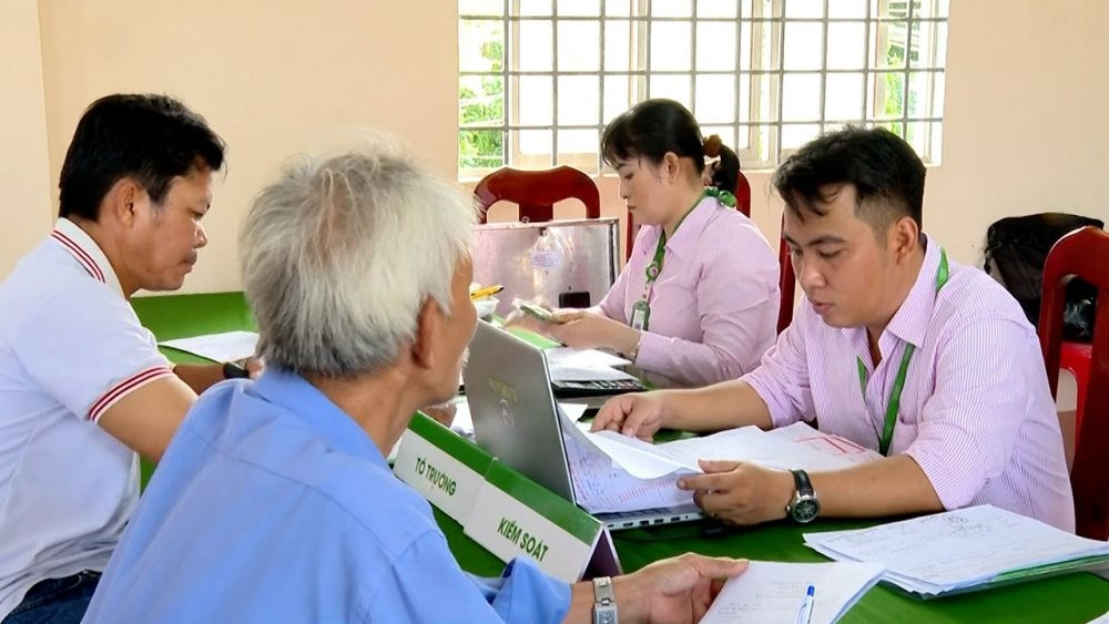giai-ngan-von-tin-dung-chinh-sach-cho-nguoi-ngheo-o-vinh-long..jpg