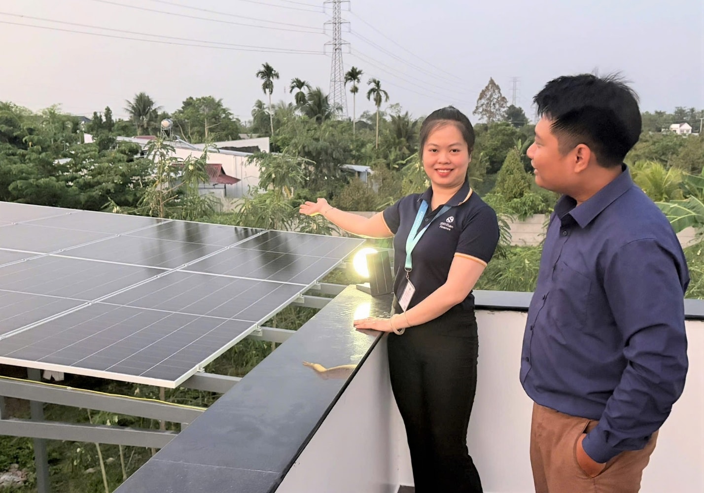 Nhân viên kinh doanh Shinhan Finance tư vấn gói vay cho khách hàng có nhu cầu lắp đặt điện mặt trời mái nhà