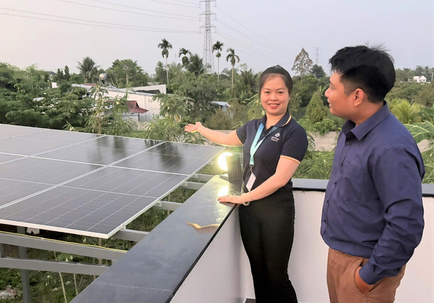Nhân viên kinh doanh Shinhan Finance tư vấn gói vay cho khách hàng có nhu cầu lắp đặt điện mặt trời mái nhà