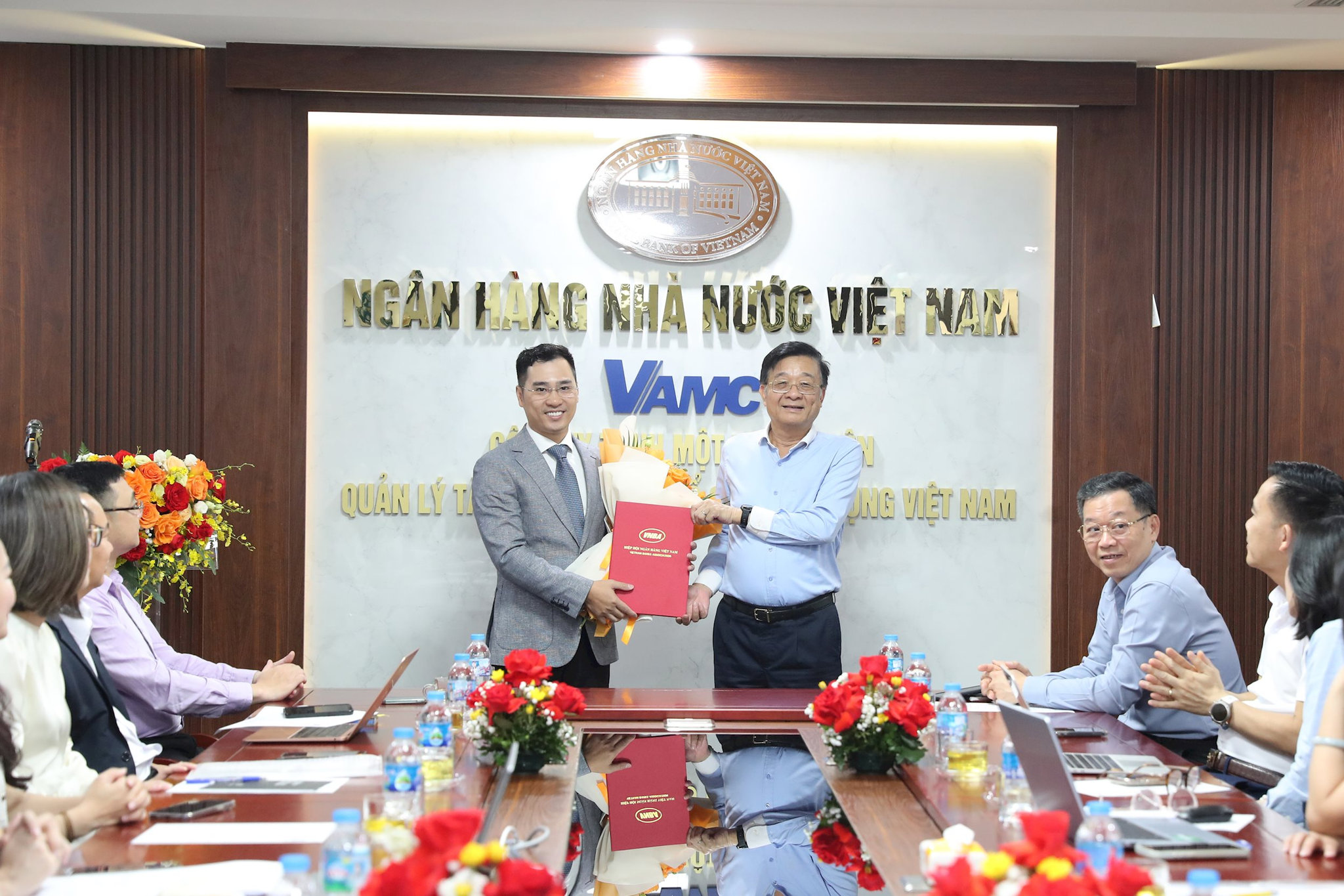 trao-hoa-va-qd.jpg