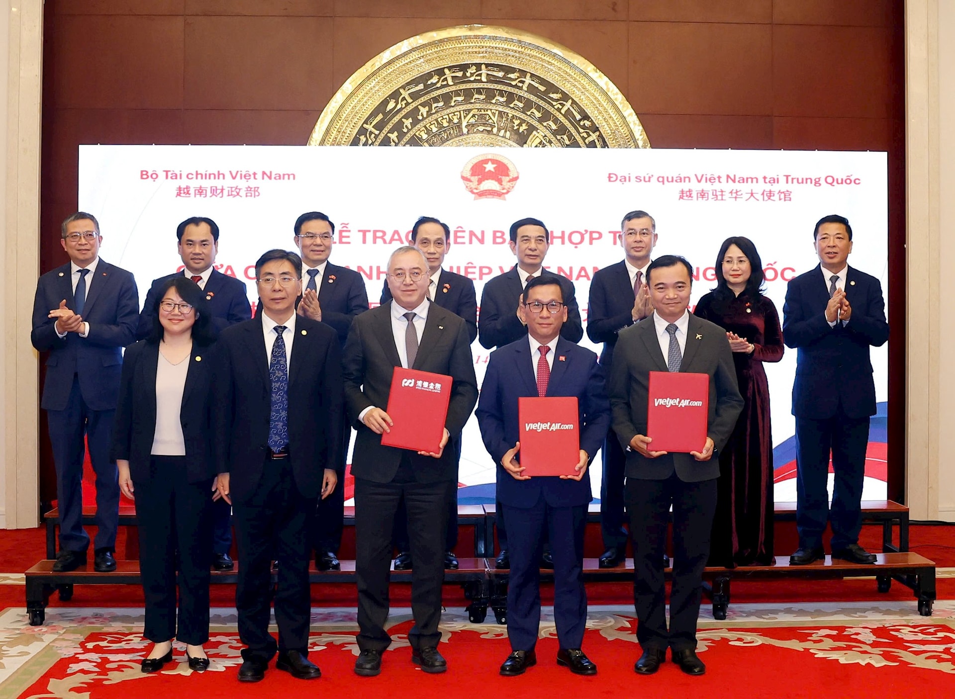 photo-1-vietjet-va-spdb-financial-leasing-trao-thoa-thuan-tai-tro-thue-mua-tau-bay-comac.jpg