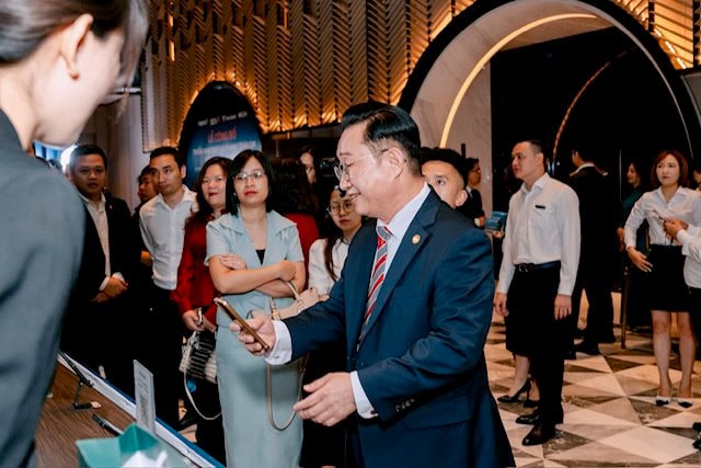 ong-ly-xuong-can-dai-su-du-lich-viet-nam-tai-hq3.jpg