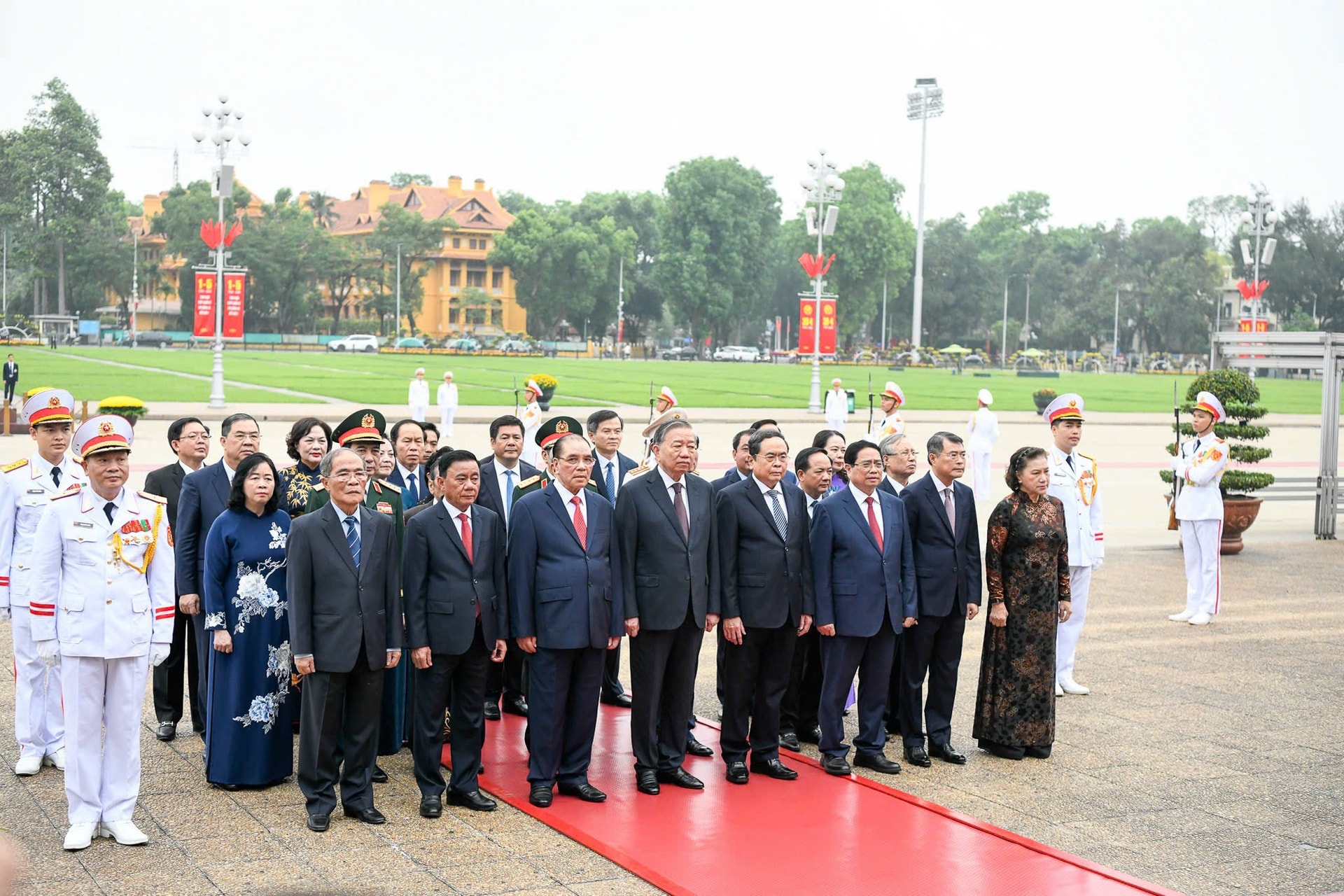 Lãnh đạo Đảng, Nhà nước vào Lăng viếng Chủ tịch Hồ Chí Minh nhân kỷ niệm 51 năm Ngày giải phóng miền Nam, thống nhất đất nước- Ảnh 2. Lãnh đạo Đảng, Nhà nước vào Lăng viếng Chủ tịch Hồ Chí Minh nhân kỷ niệm 51 năm Ngày giải phóng miền Nam, thống nhất đất nước- Ảnh 2.