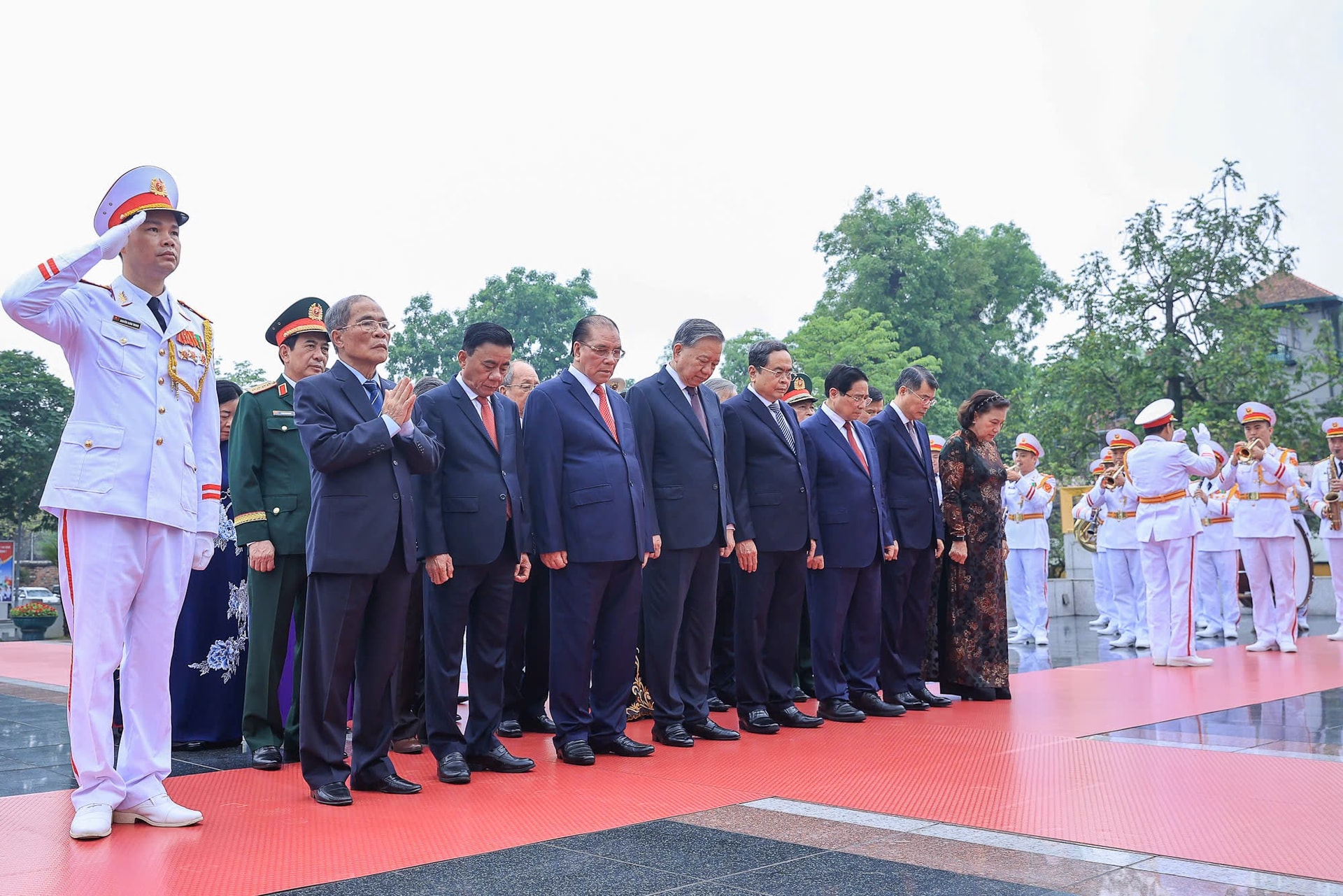 Lãnh đạo Đảng, Nhà nước vào Lăng viếng Chủ tịch Hồ Chí Minh nhân kỷ niệm 51 năm Ngày giải phóng miền Nam, thống nhất đất nước- Ảnh 6. Lãnh đạo Đảng, Nhà nước vào Lăng viếng Chủ tịch Hồ Chí Minh nhân kỷ niệm 51 năm Ngày giải phóng miền Nam, thống nhất đất nước- Ảnh 6.
