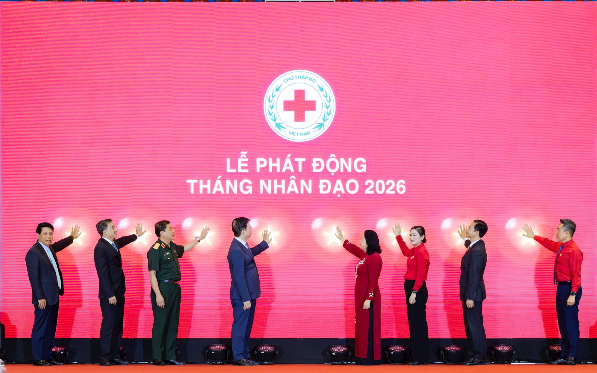 Các đại biểu bấm nút phát động Tháng Nhân đạo 2026
